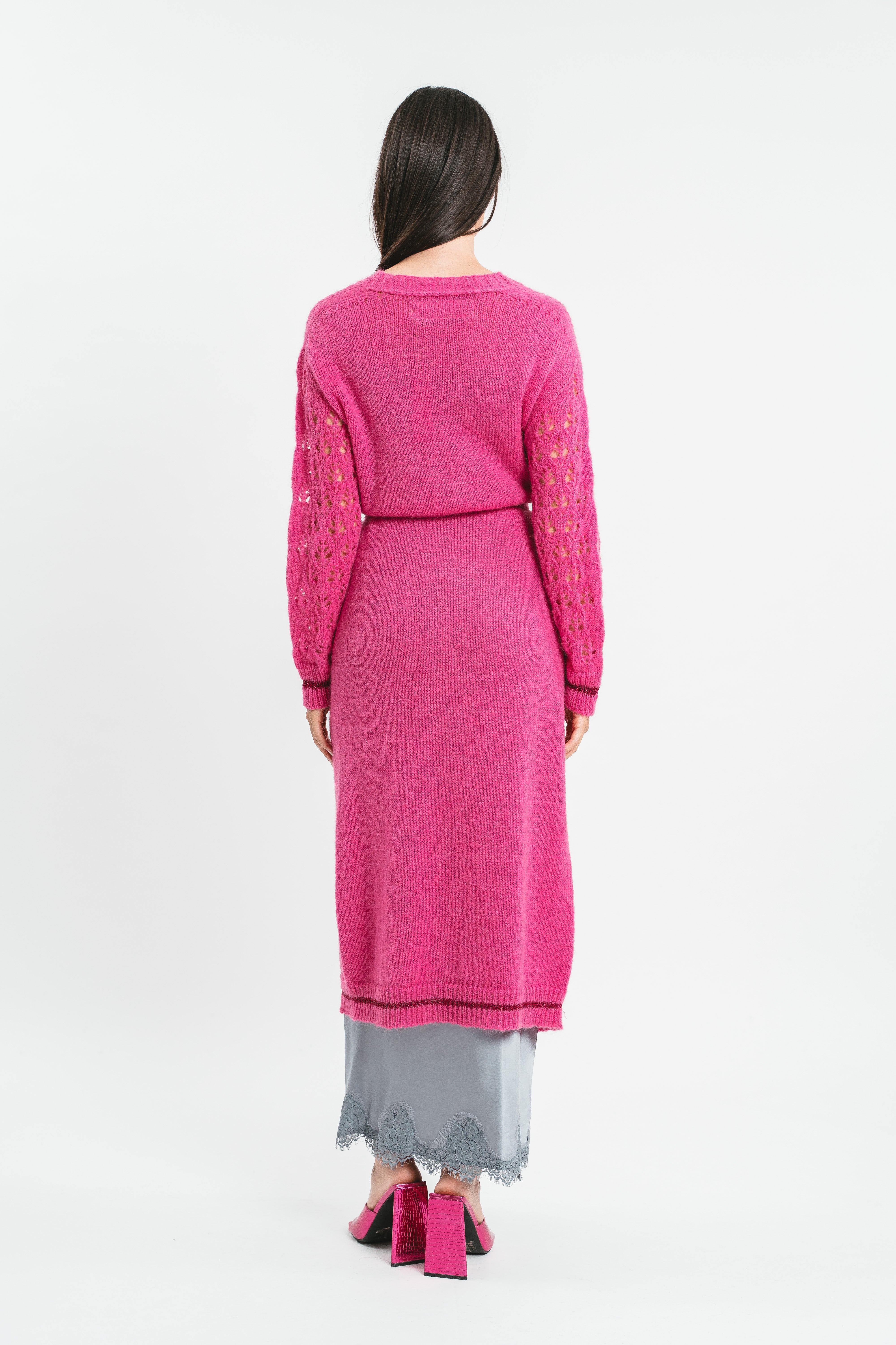 Modella indossa cardigan fucsia lungo con maniche traforate. Posteriore