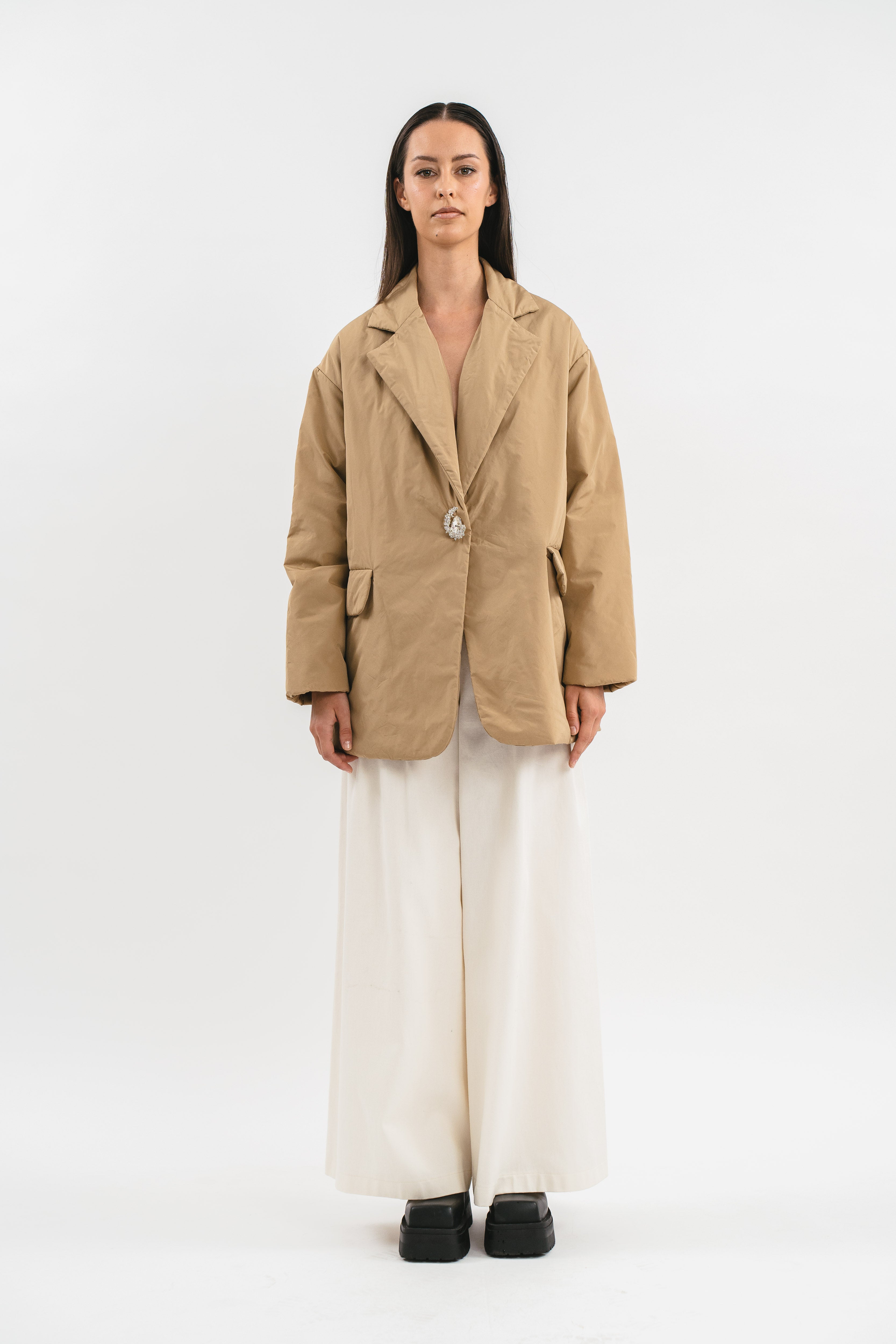 Giacca color cammello 100 grammi oversize con bottone gioiello Frontale