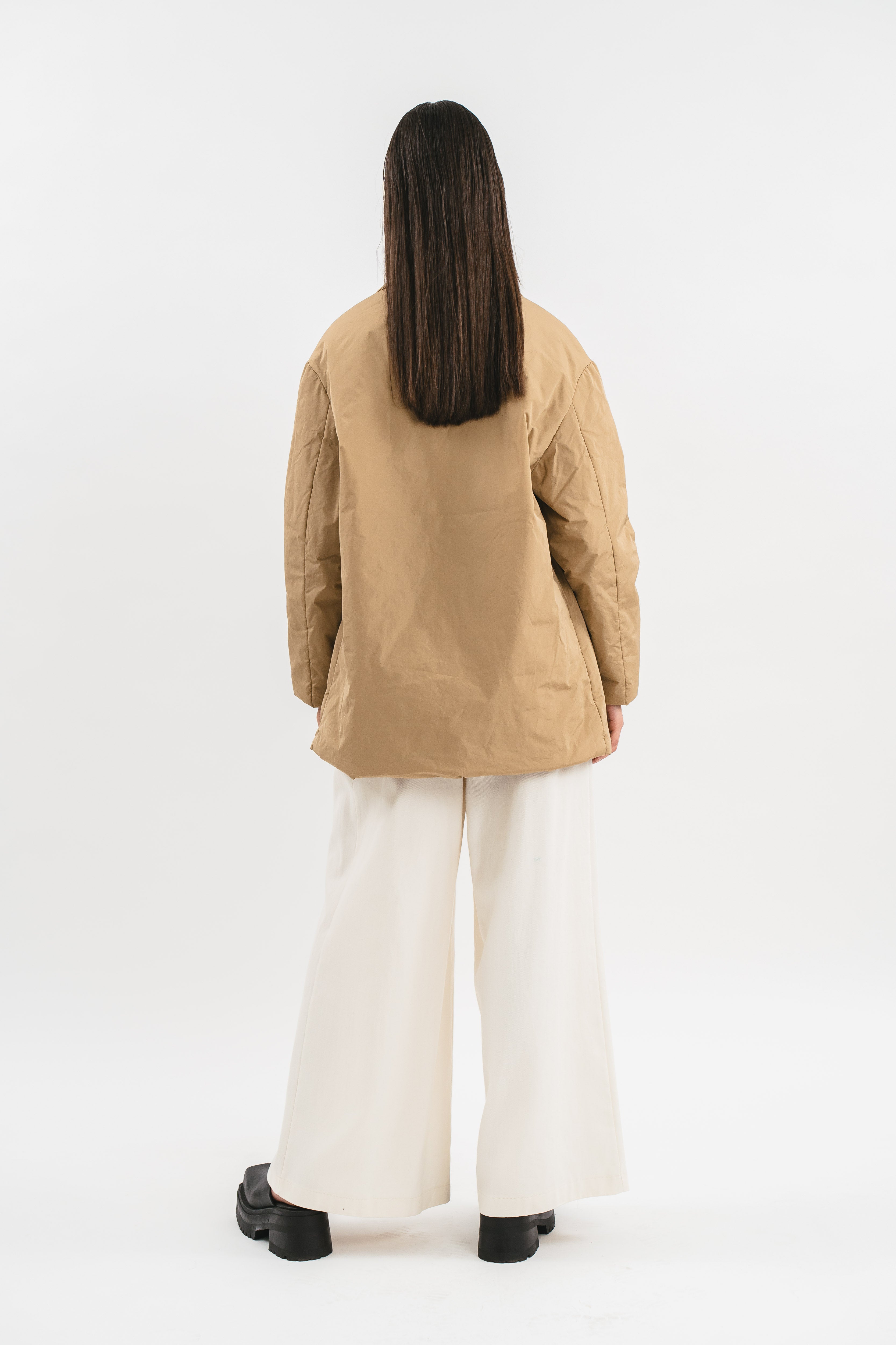 Giacca color cammello 100 grammi oversize con bottone gioiello Posteriore