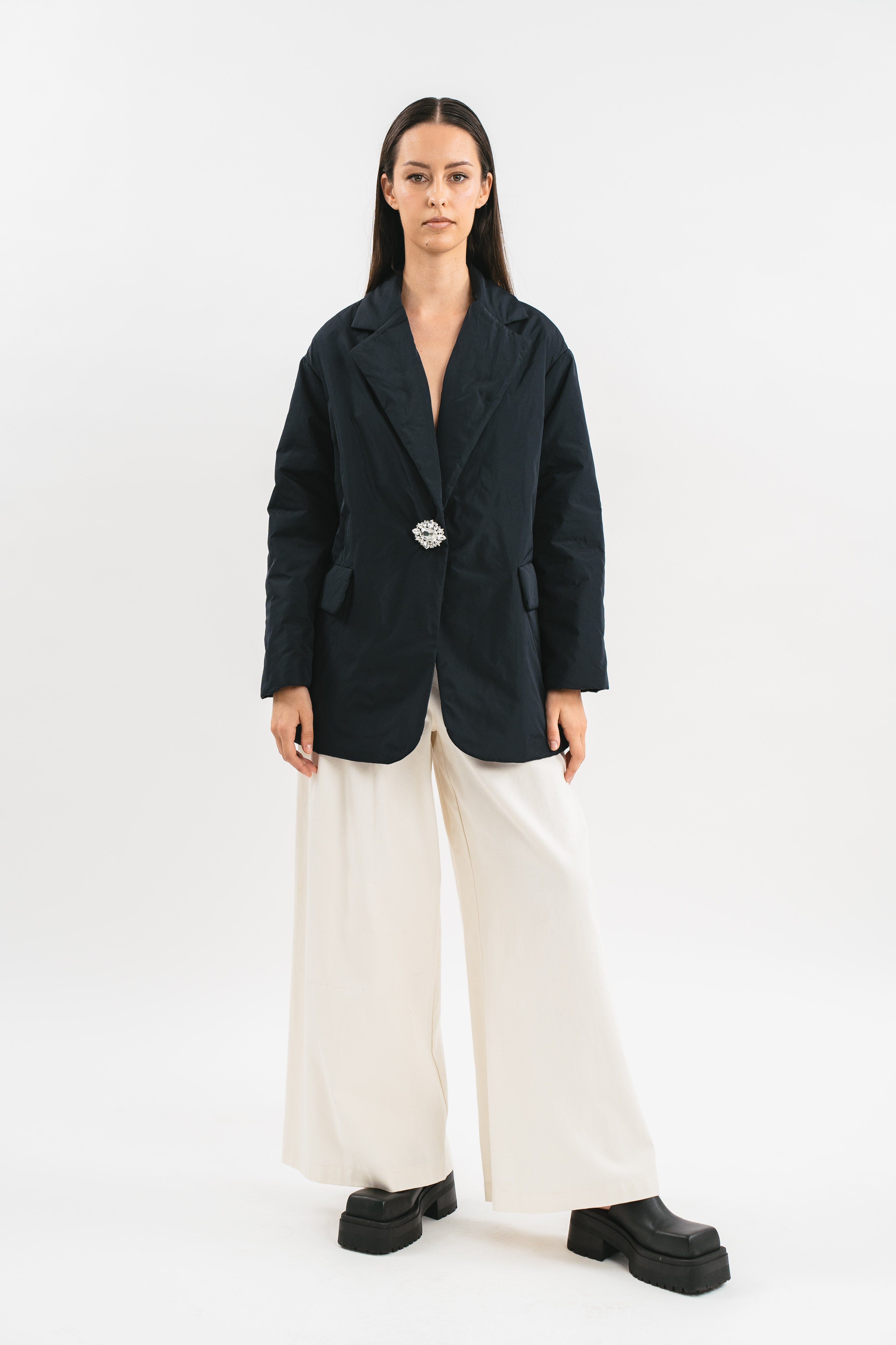 Giacca nera 100 grammi oversize con bottone gioiello 
Frontale