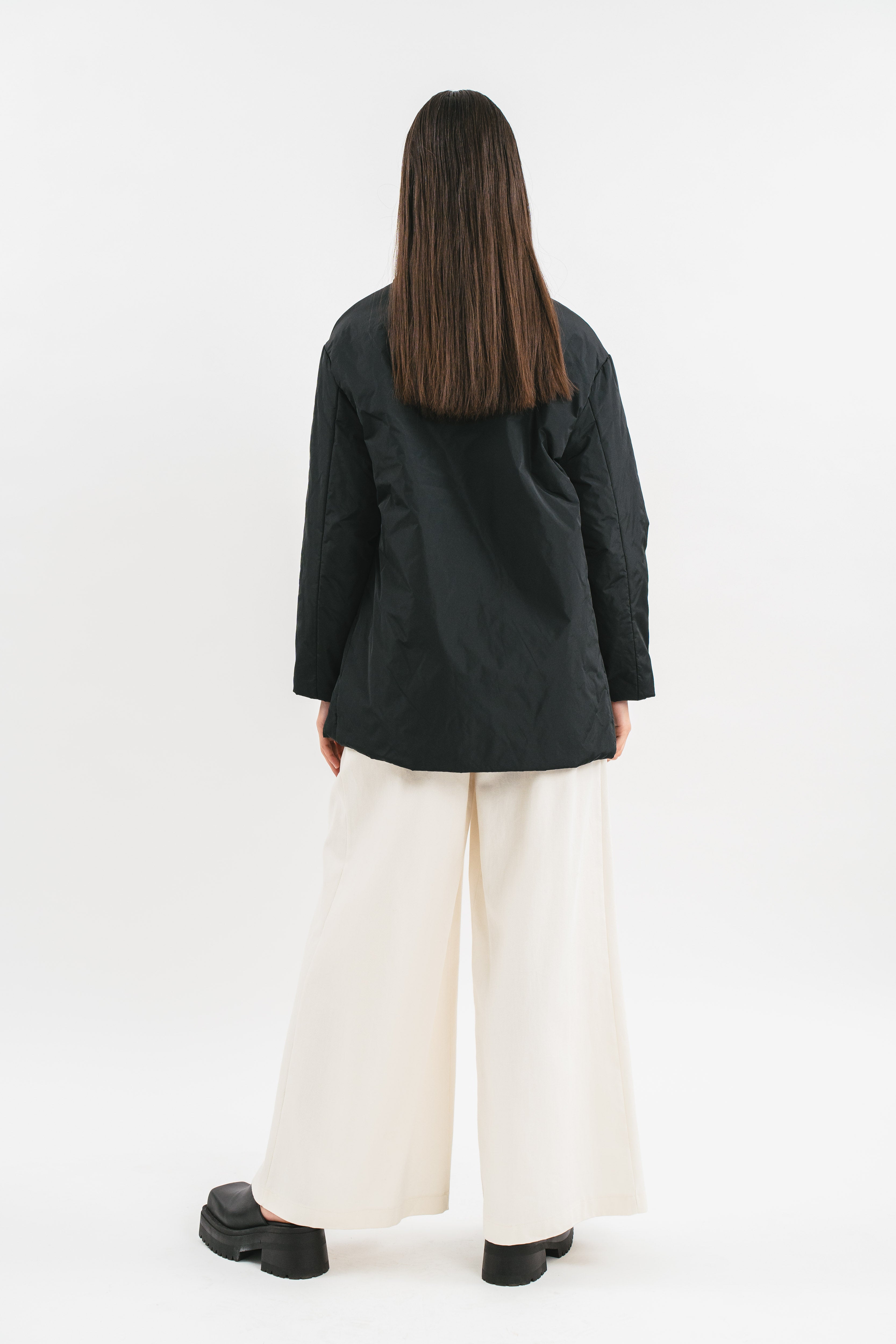 Giacca nera 100 grammi oversize con bottone gioiello Posteriore