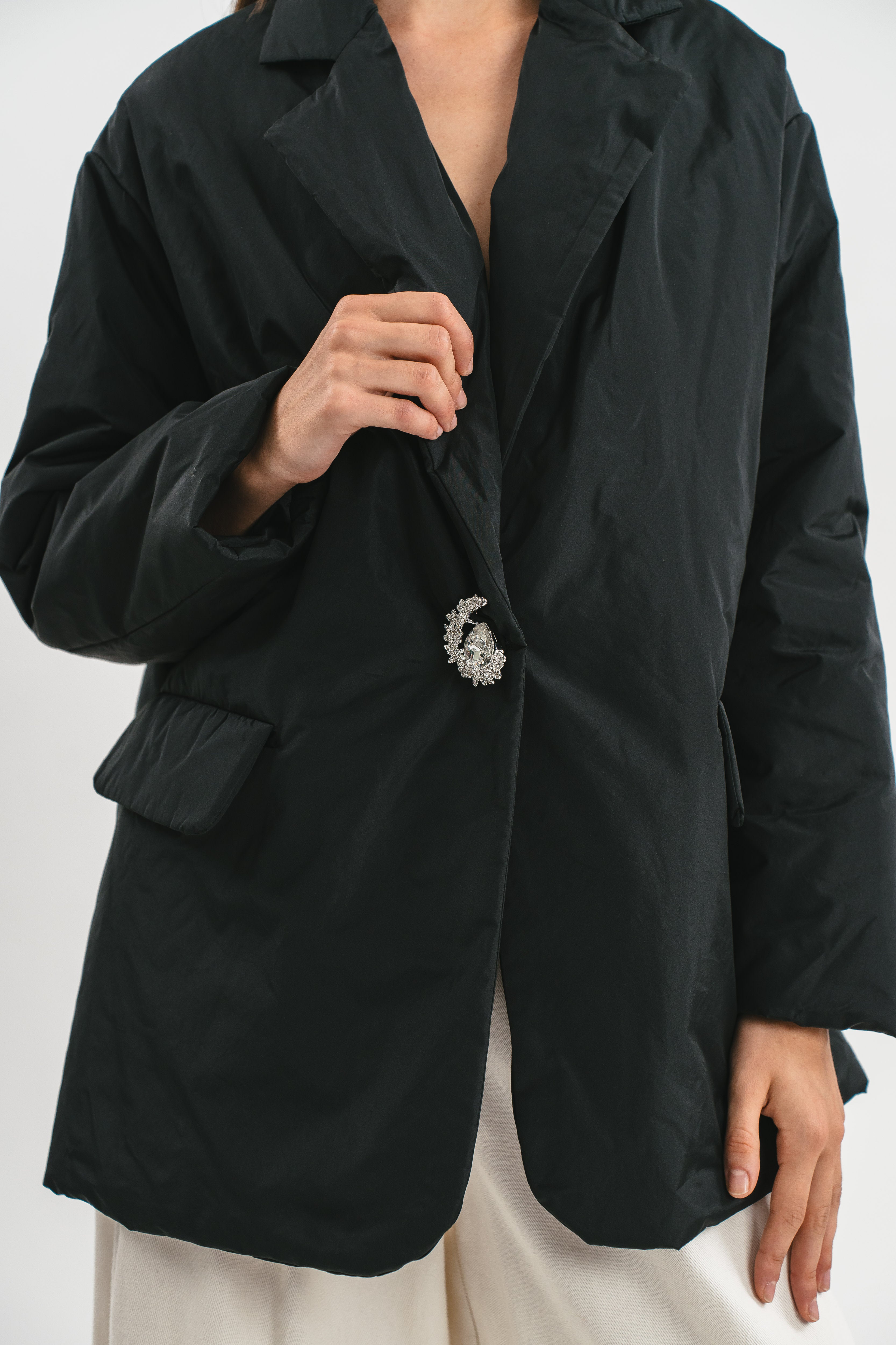 Giacca nera 100 grammi oversize con bottone gioiello Dettaglio