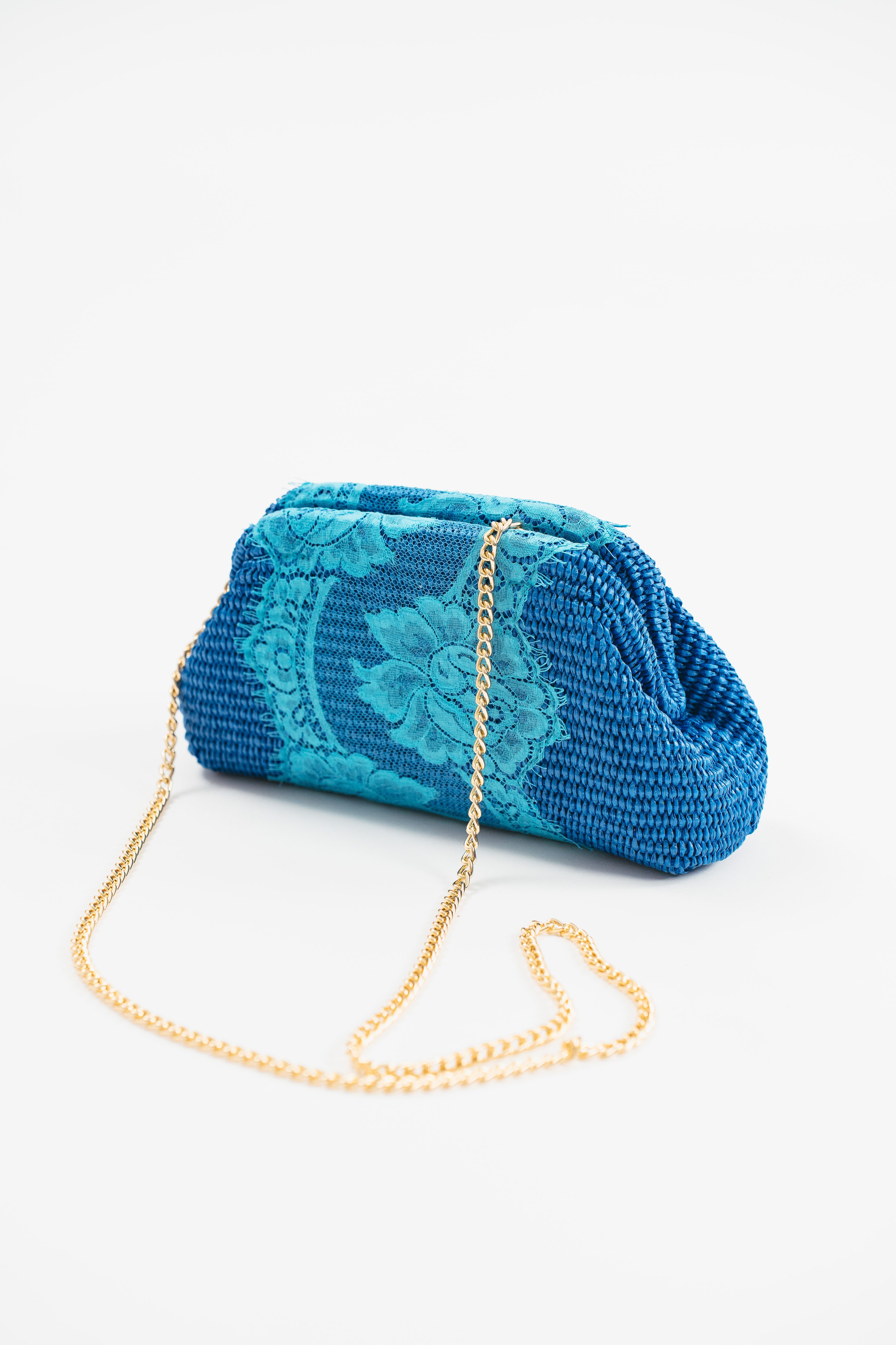Clutch di rafia celeste con pizzo, con catena oro