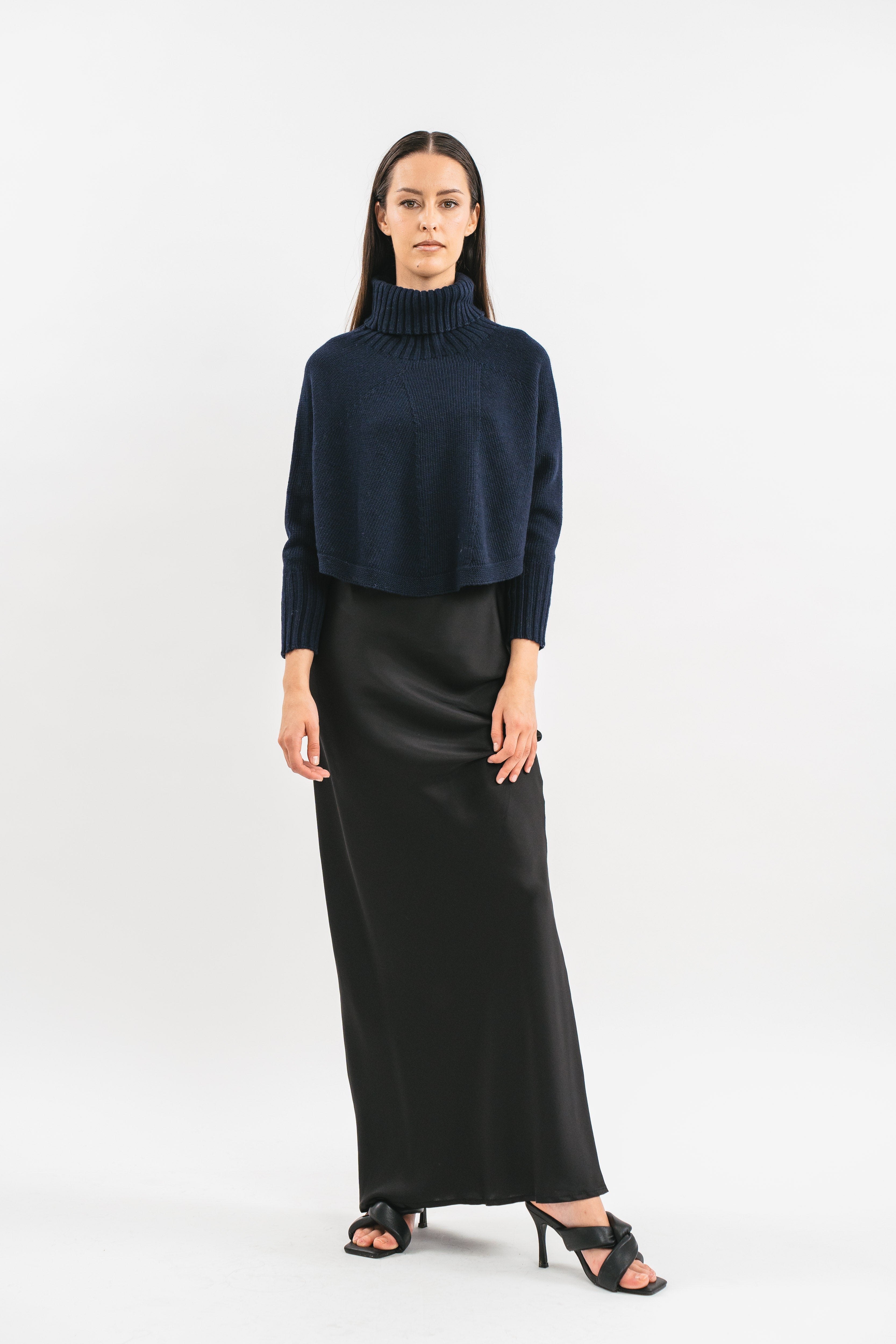 Maglia blu poncho collo alto Frontale