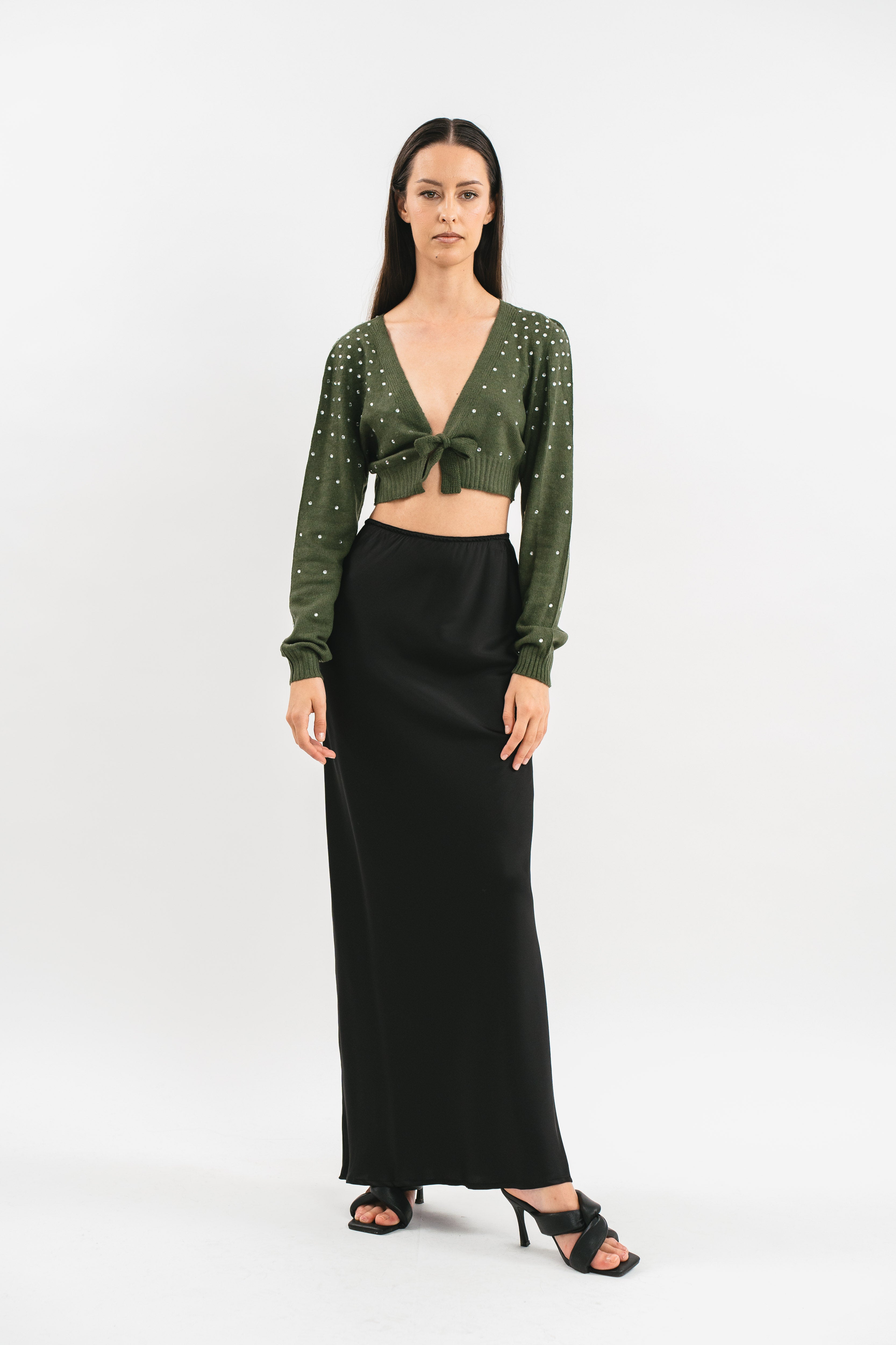 Modella indossa coprispalle verde militare crop con strass. Frontale