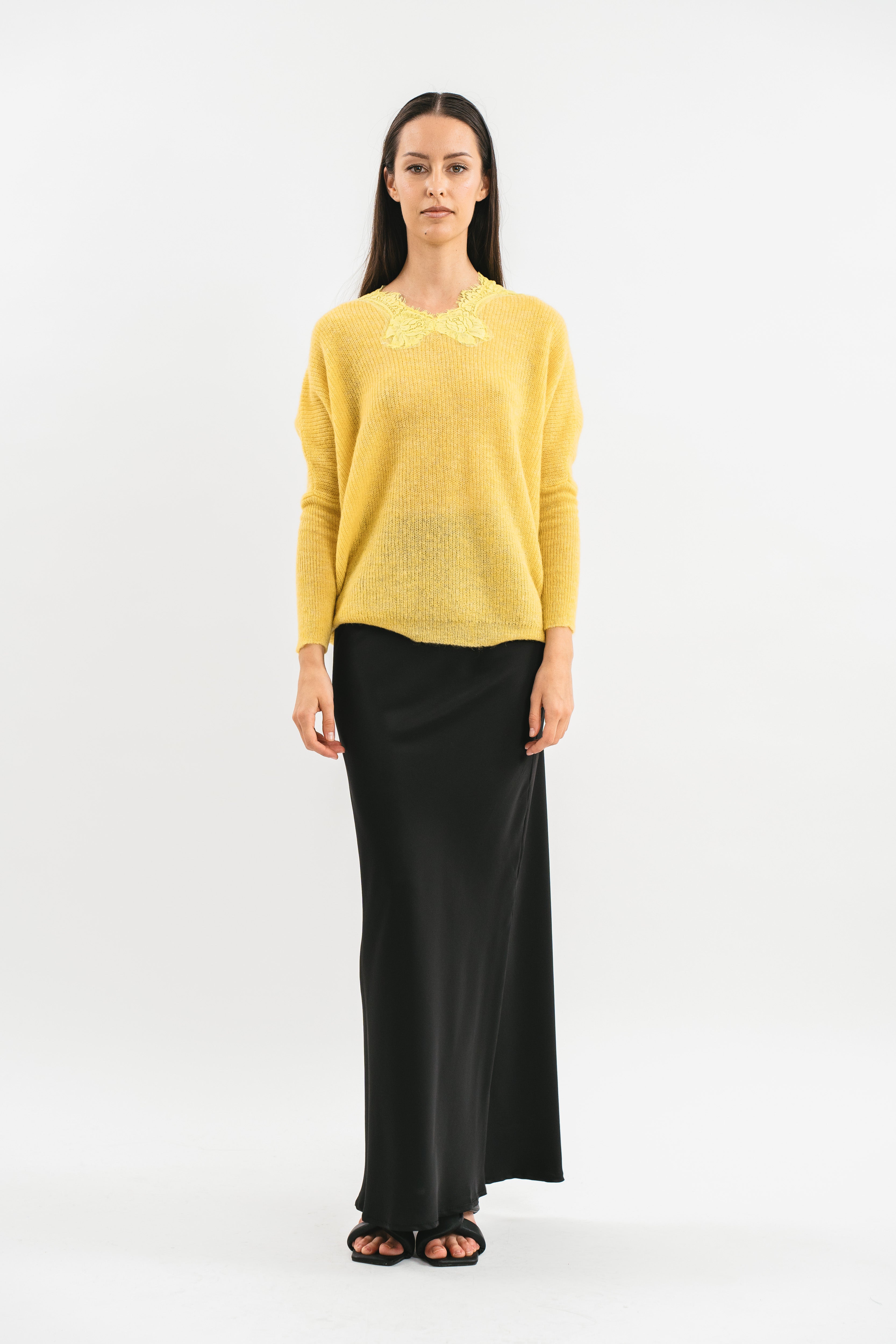Maglia gialla con scollo a V e pizzo Frontale