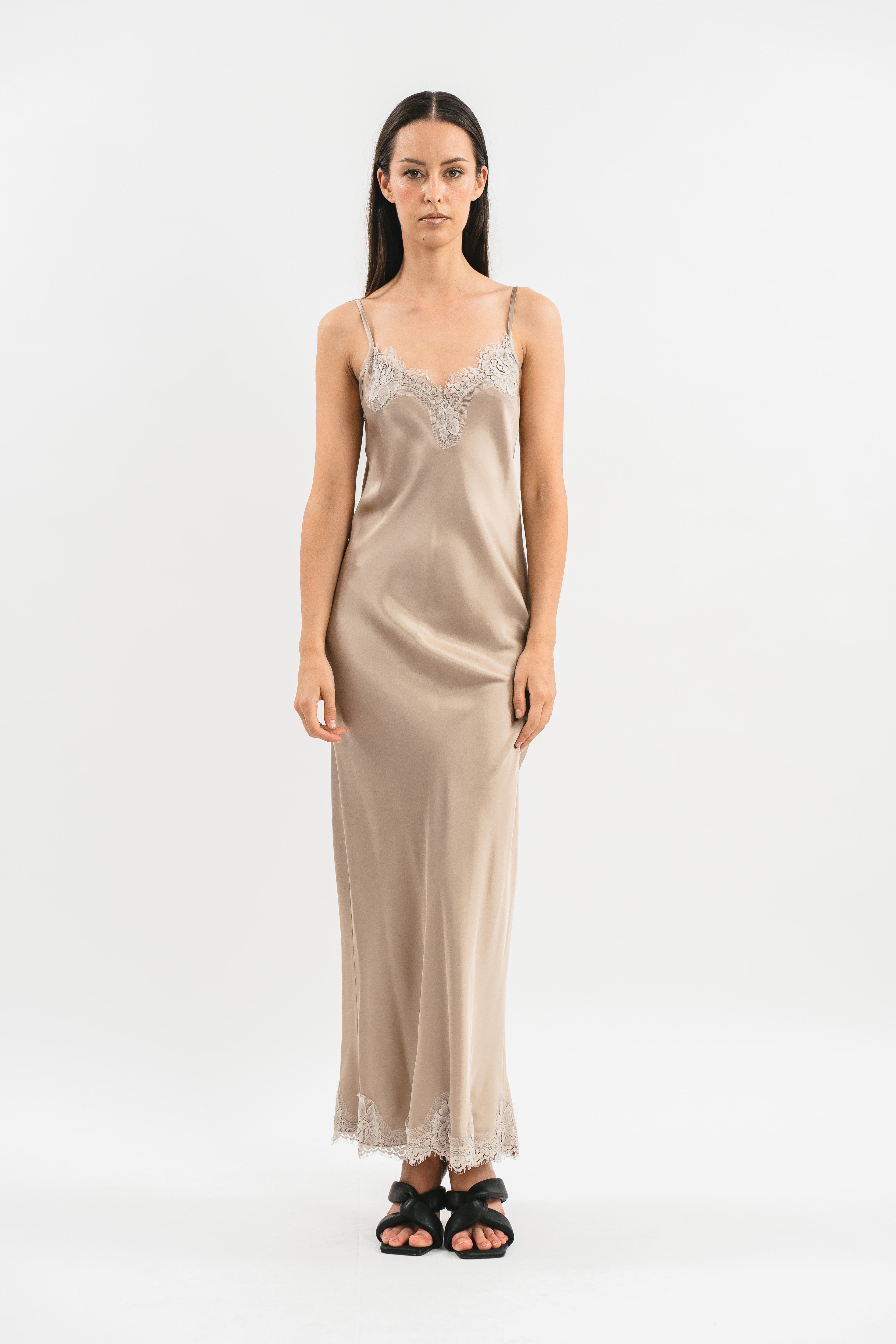 Slip Dress beige in viscosa satin elasticizzata con rifiniture in pregiato pizzo francese Frontale