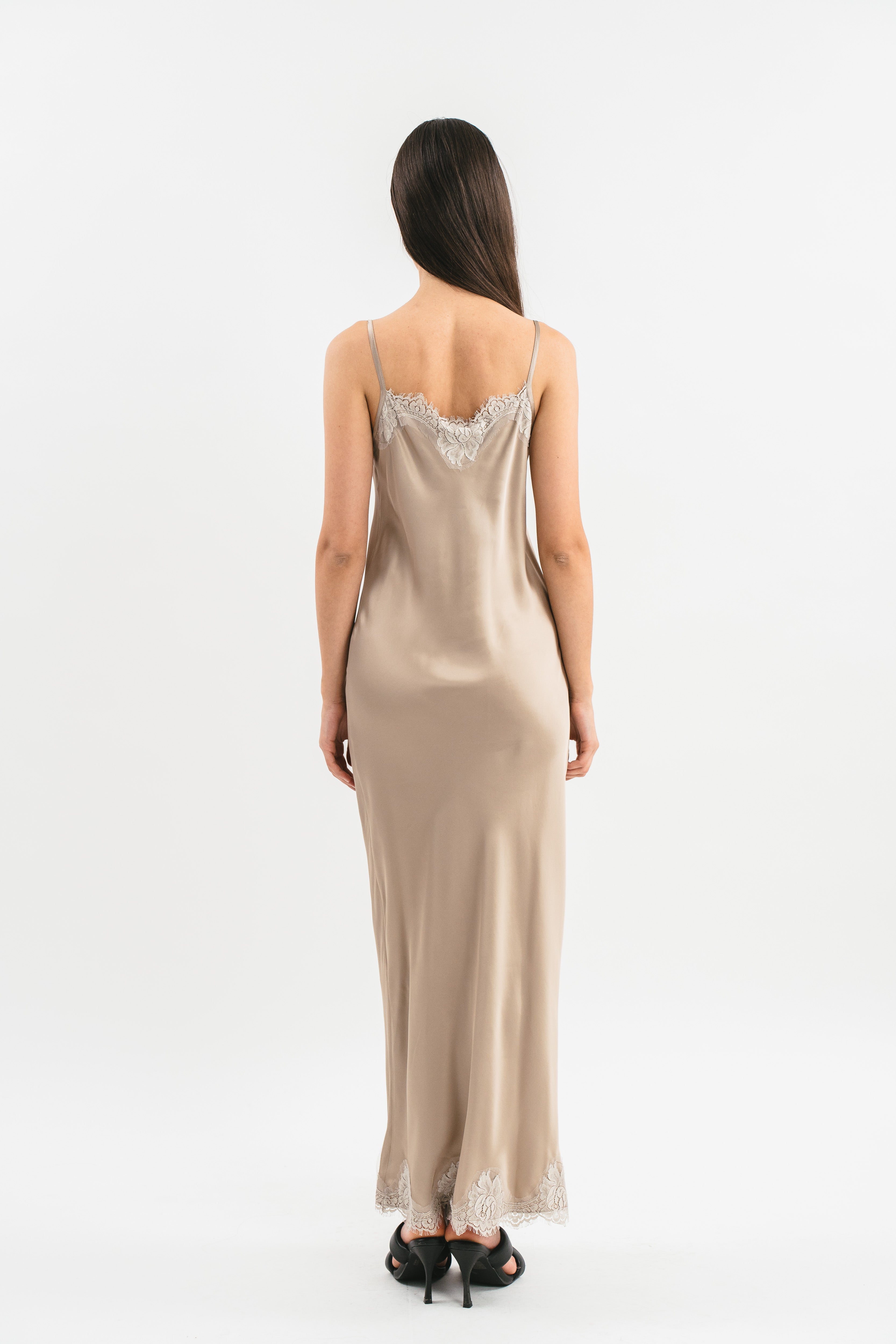 Slip Dress beige in viscosa satin elasticizzata con rifiniture in pregiato pizzo francese Posteriore
