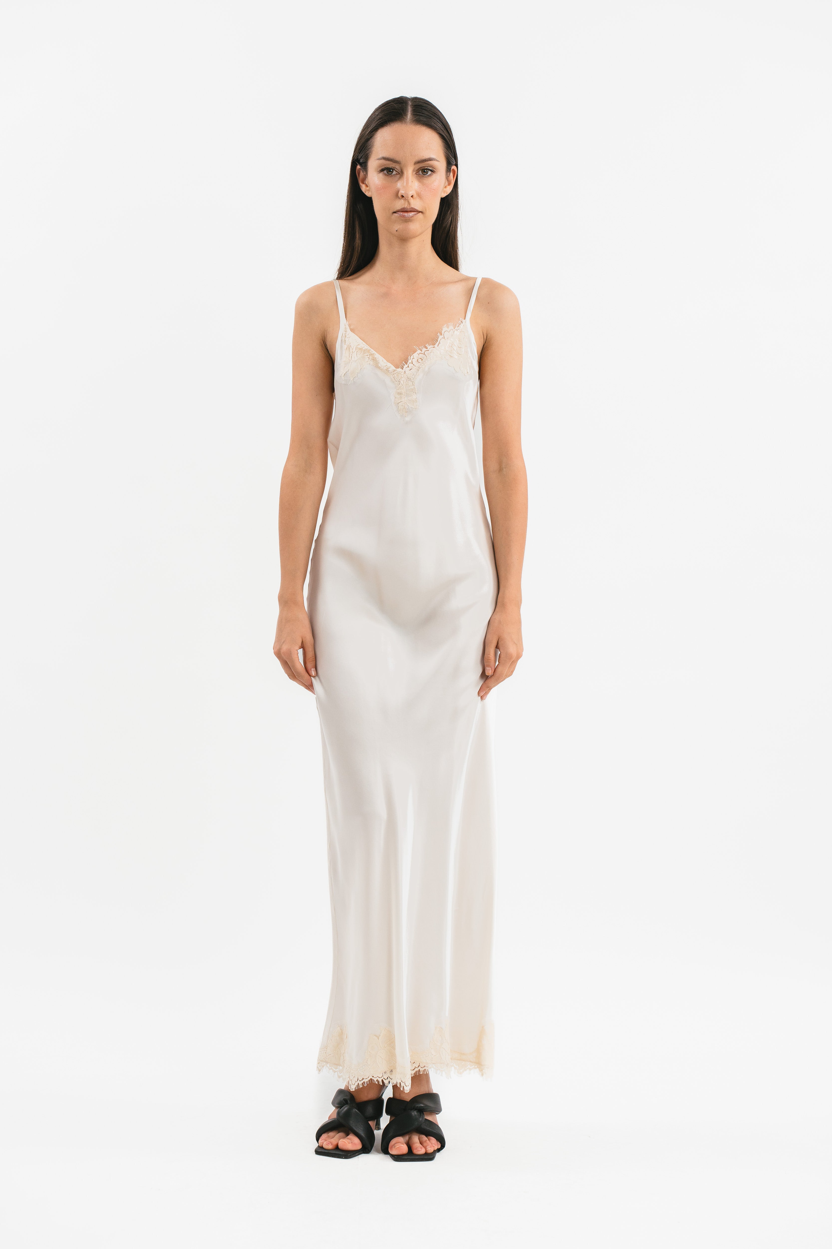 Slip Dress avorio in viscosa satin elasticizzata con rifiniture in pregiato pizzo francese Frontale