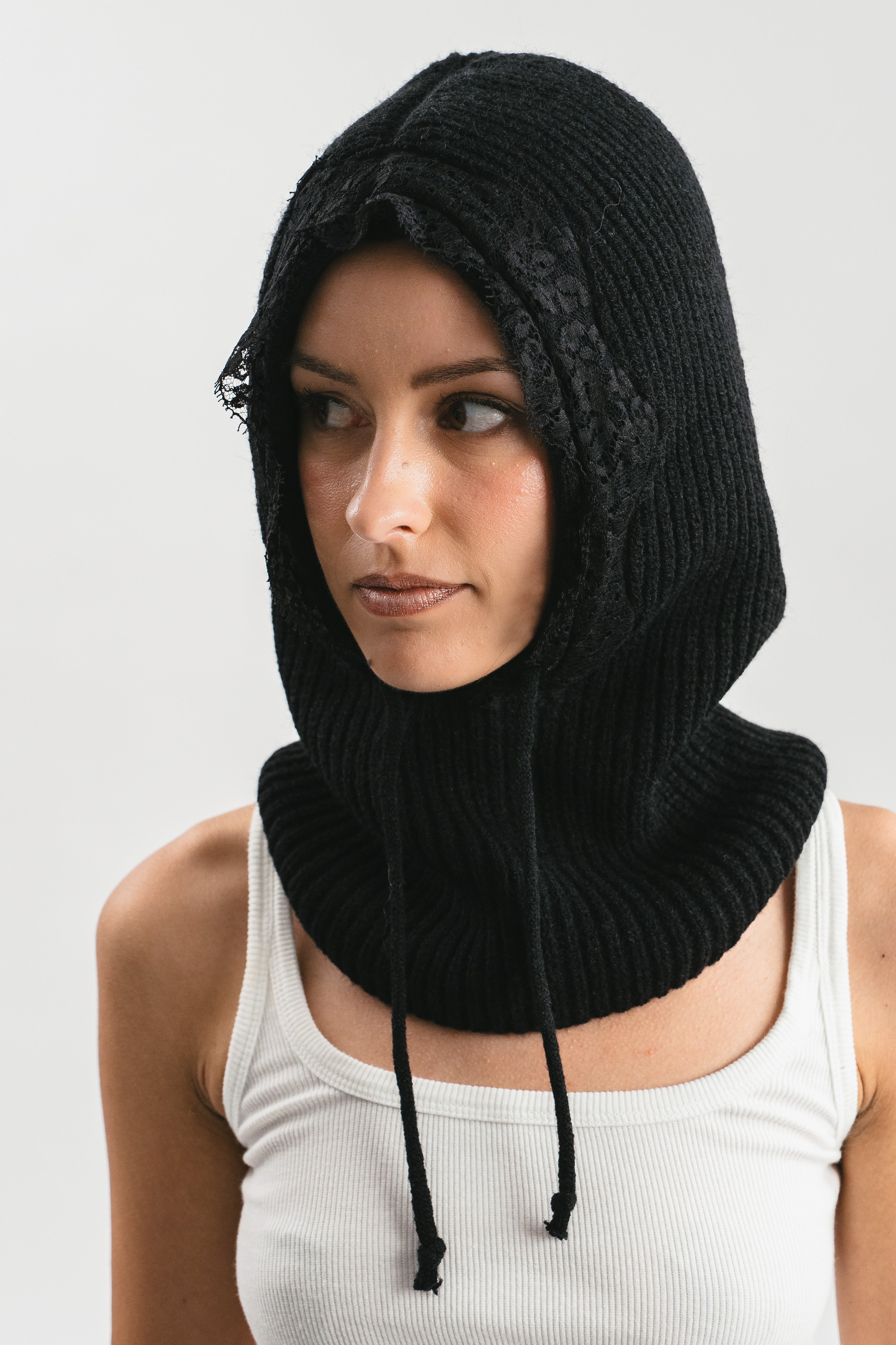 Modella indossa Balaclava con pizzo nero. Frontale