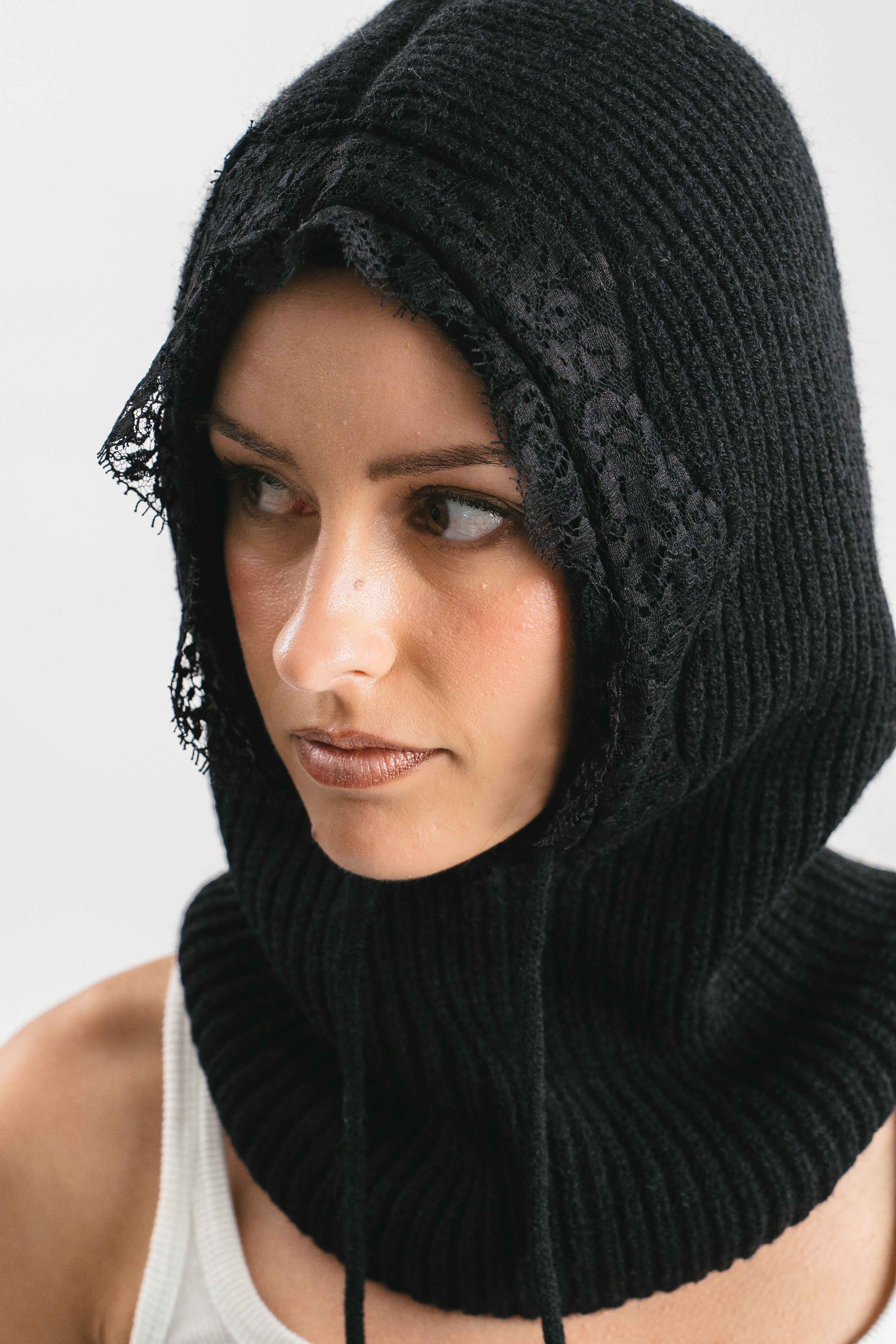 Modella indossa Balaclava con pizzo beige. Dettagio