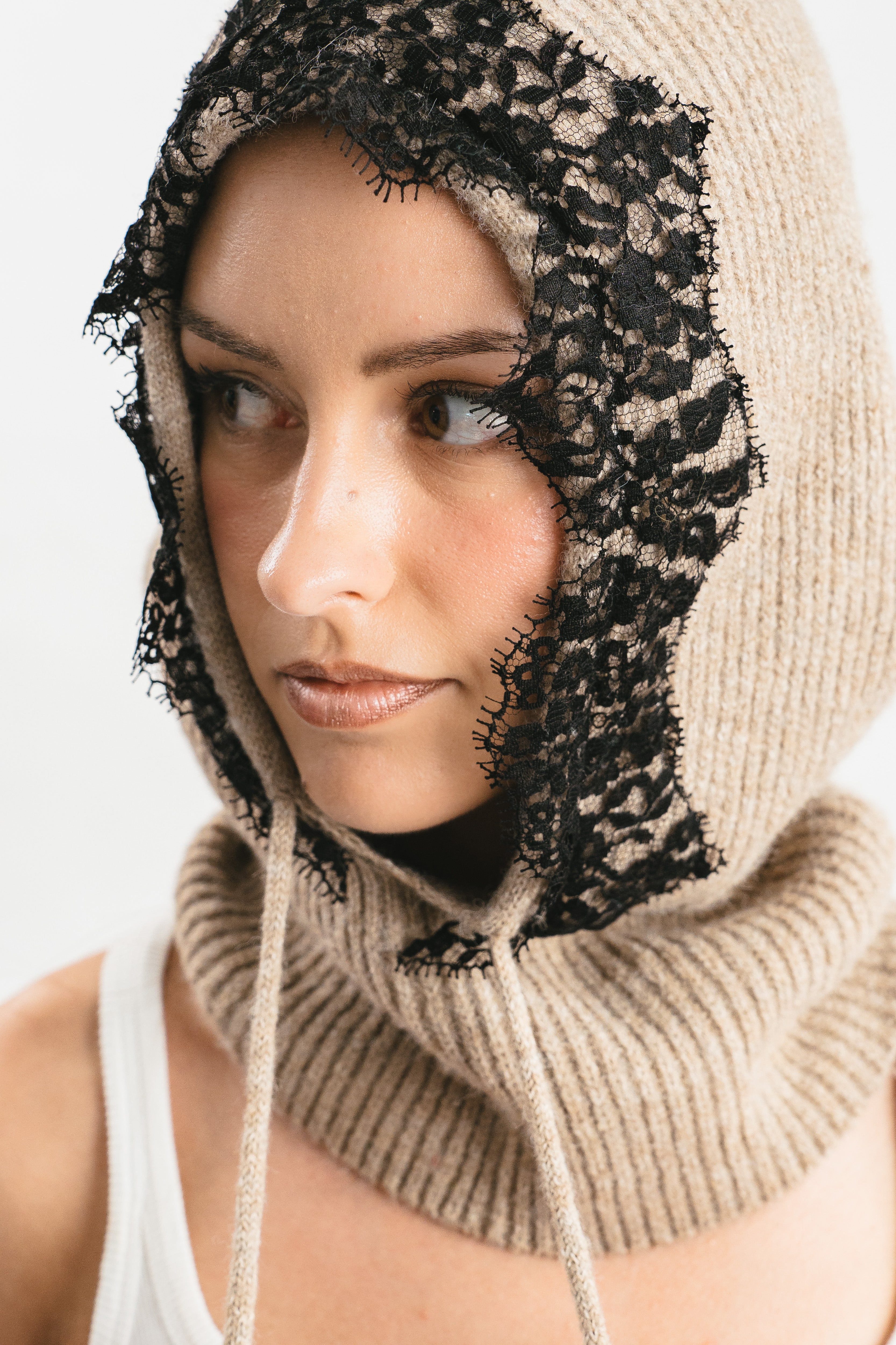 Modella indossa Balaclava con pizzo beige. Dettaglio