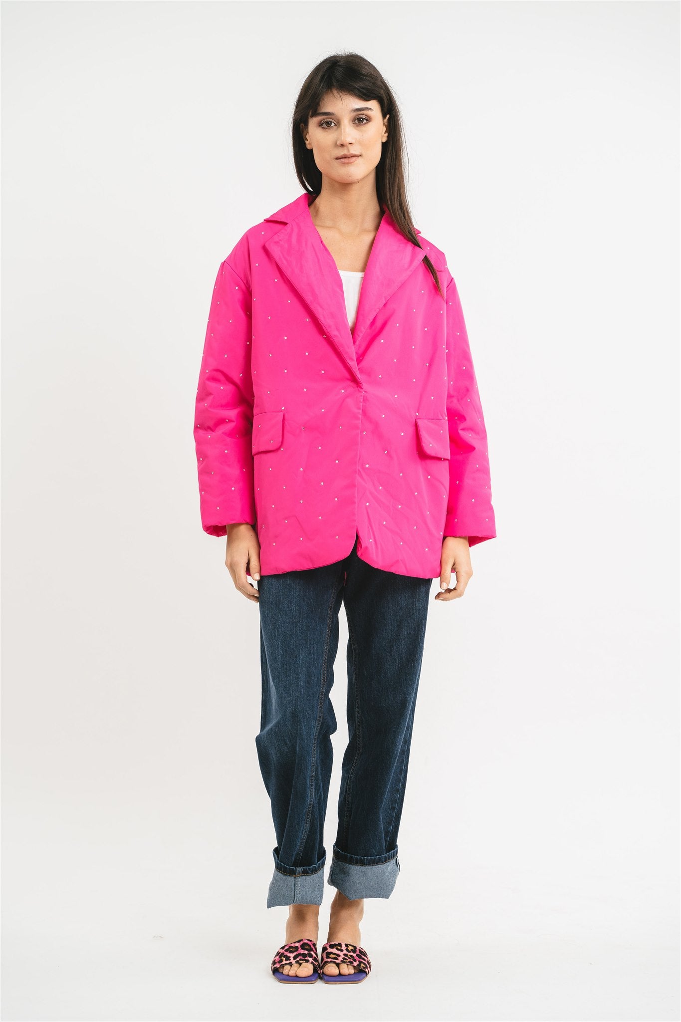 Giacca imbottita con strass e chiusura a monopetto fucsia frontale