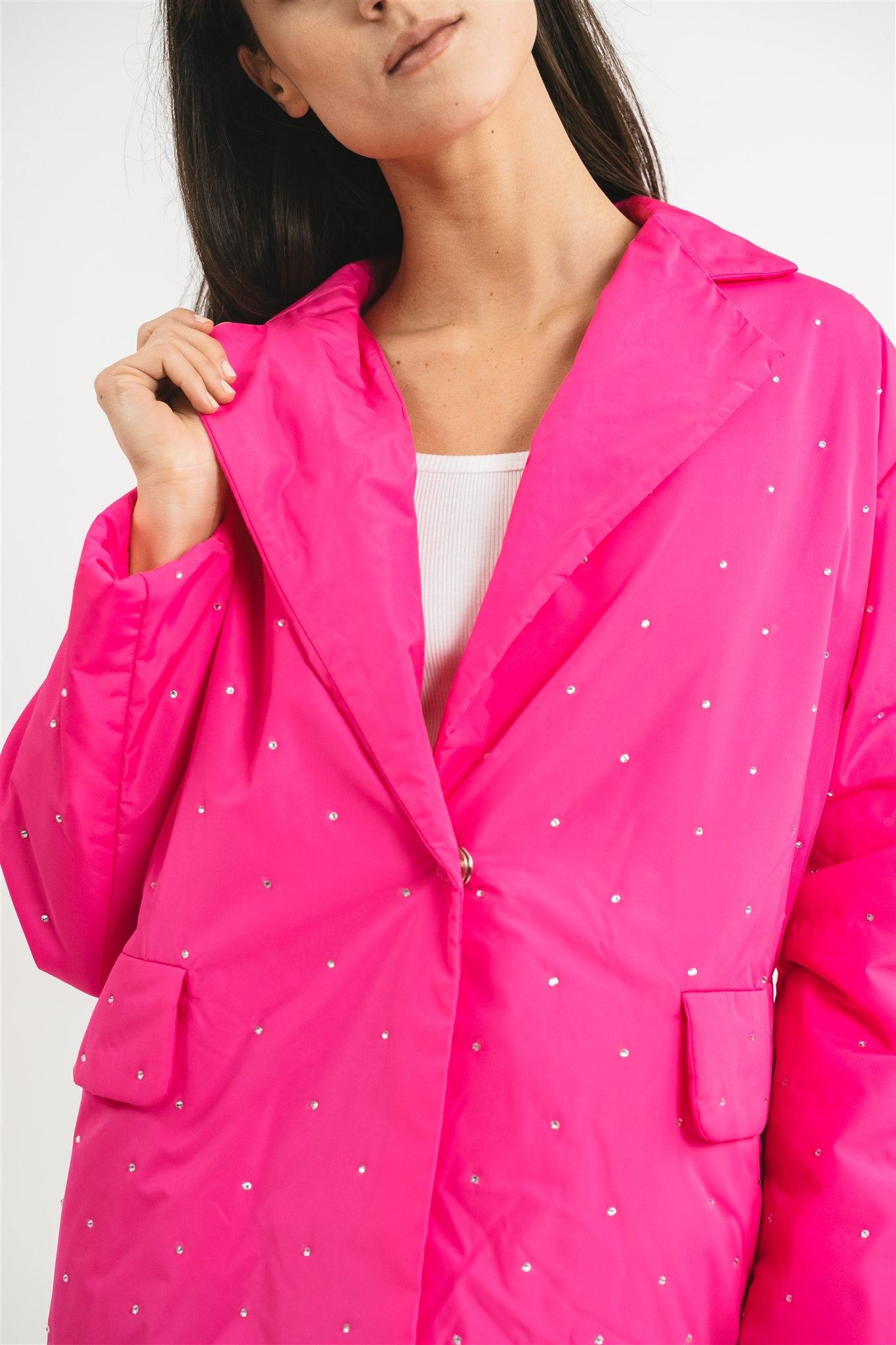 Giacca imbottita con strass e chiusura a monopetto fucsia dettaglio