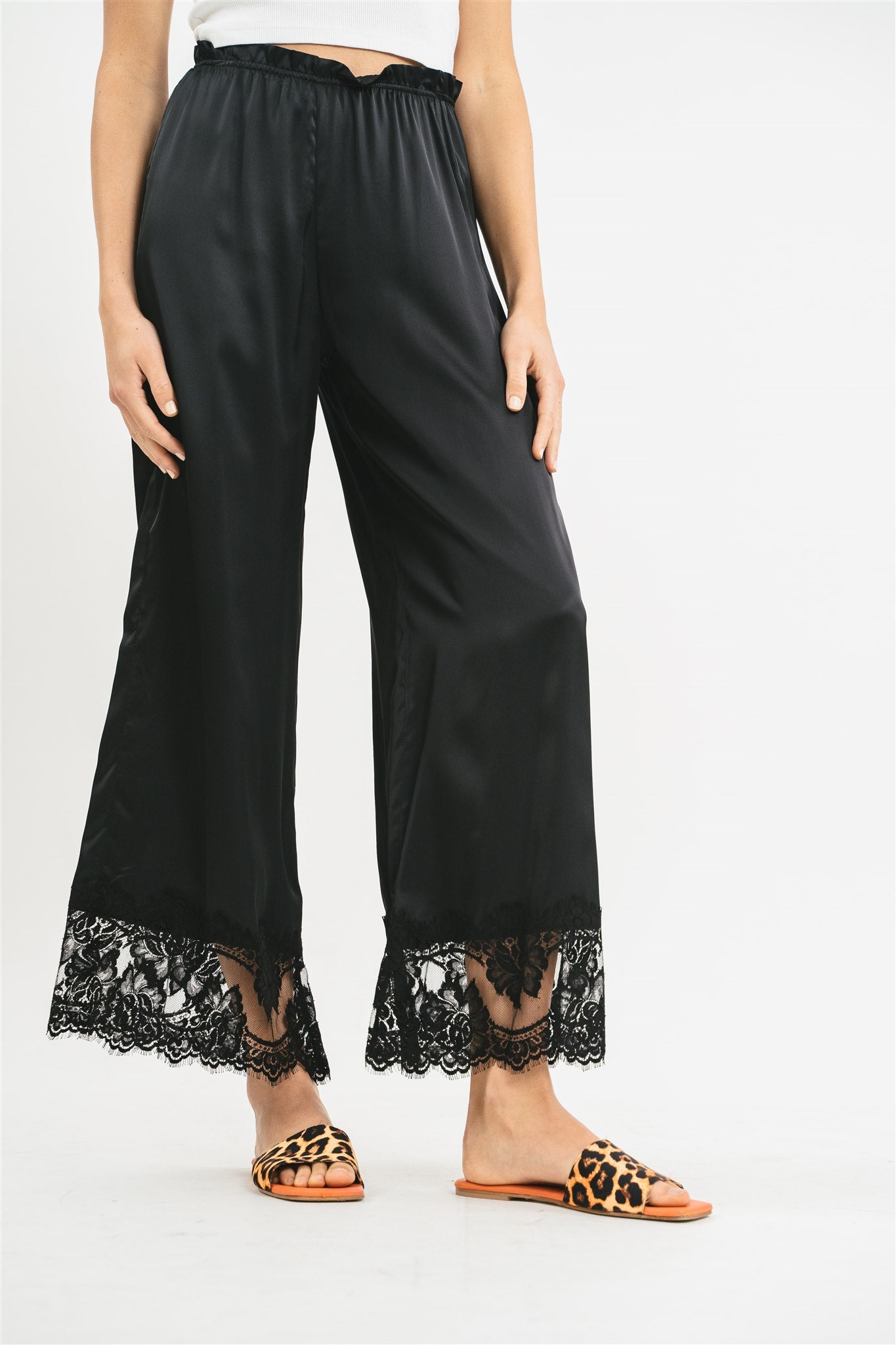 Pantalone nero longuette in viscosa satin elasticizzata e pregiato pizzo francese Dettaglio