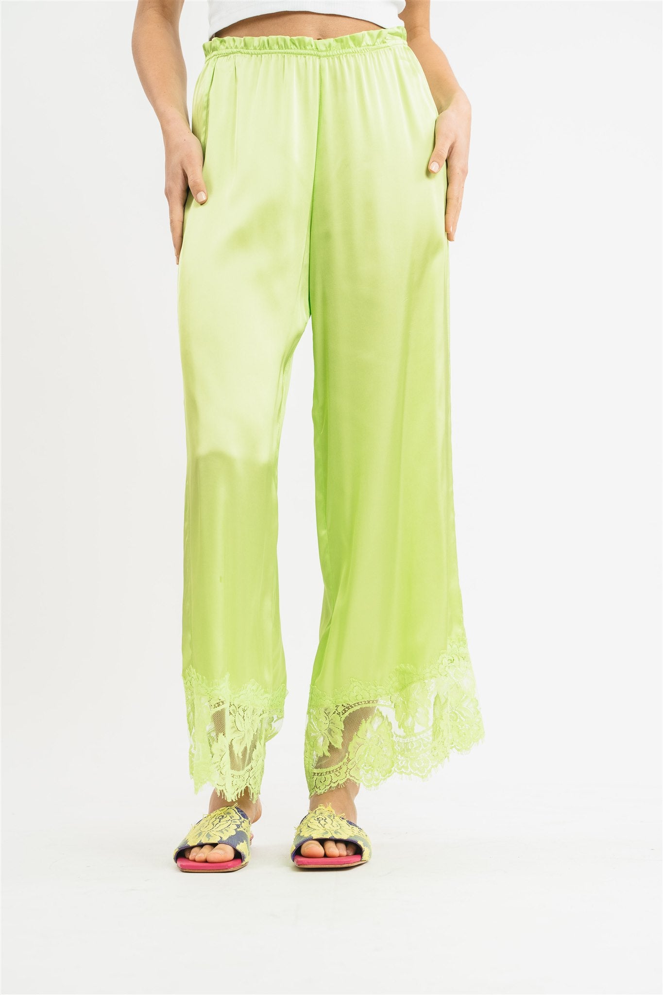 Pantalone verde fluo longuette in viscosa satin elasticizzata e pregiato pizzo francese Dettaglio