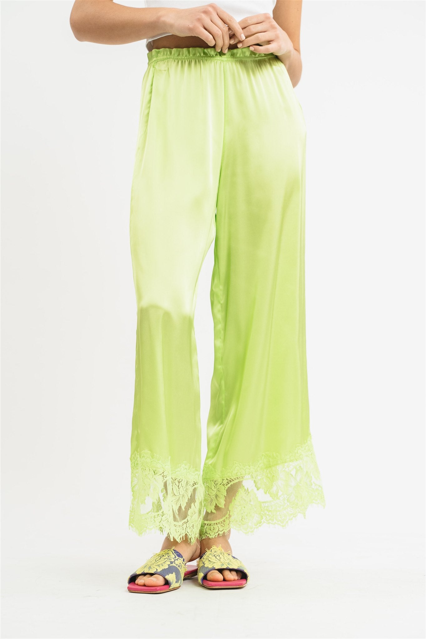 Pantalone verde fluo longuette in viscosa satin elasticizzata e pregiato pizzo francese Dettaglio