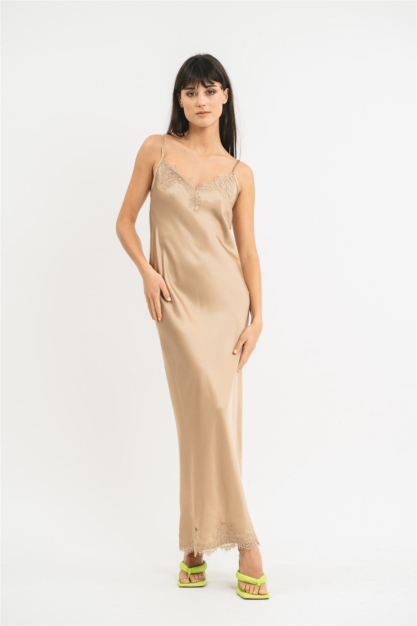 Slip Dress beige in viscosa satin elasticizzata con rifiniture in pregiato pizzo francese Dettaglio