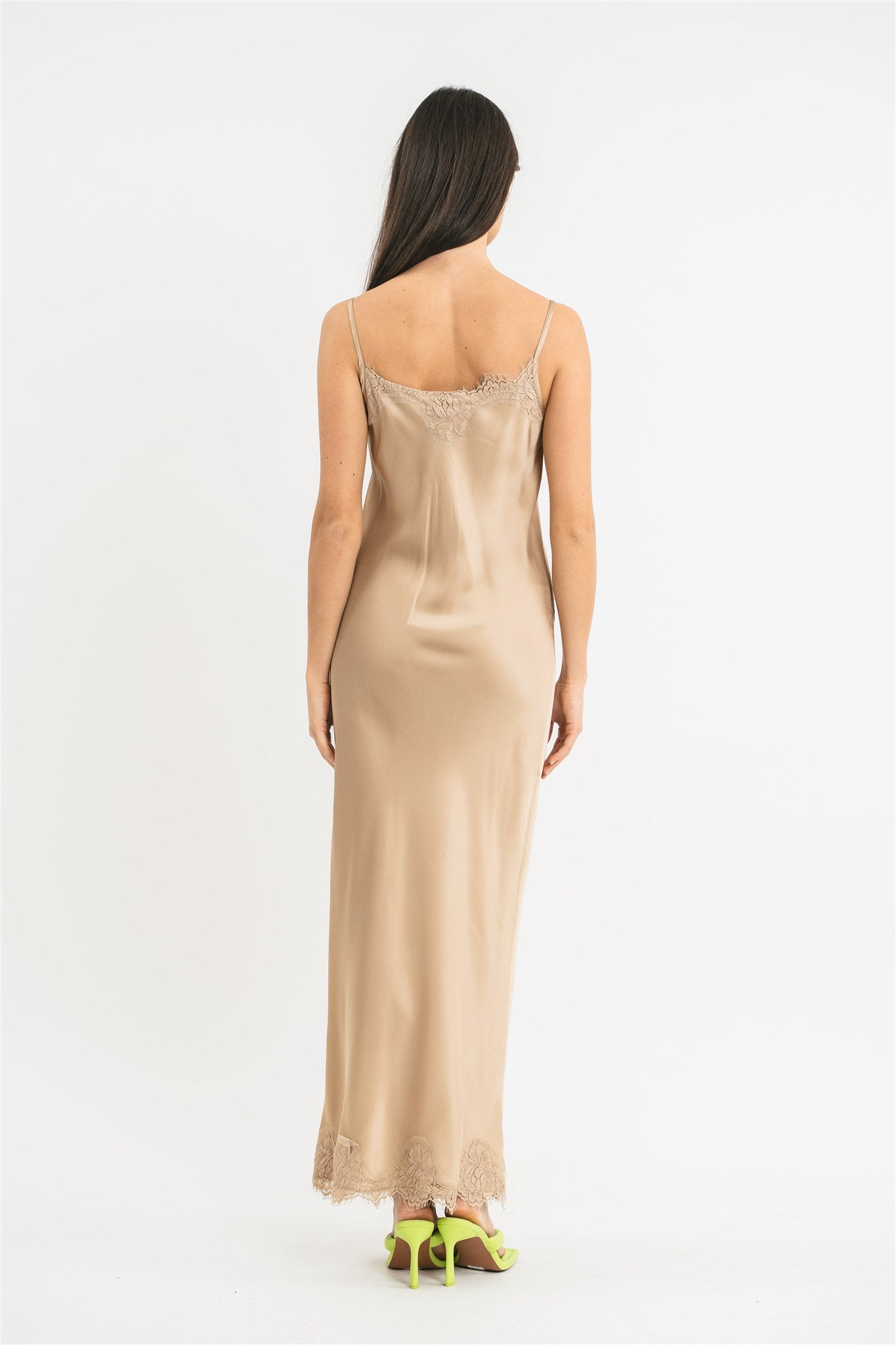 Slip Dress beige in viscosa satin elasticizzata con rifiniture in pregiato pizzo francese Posteriore