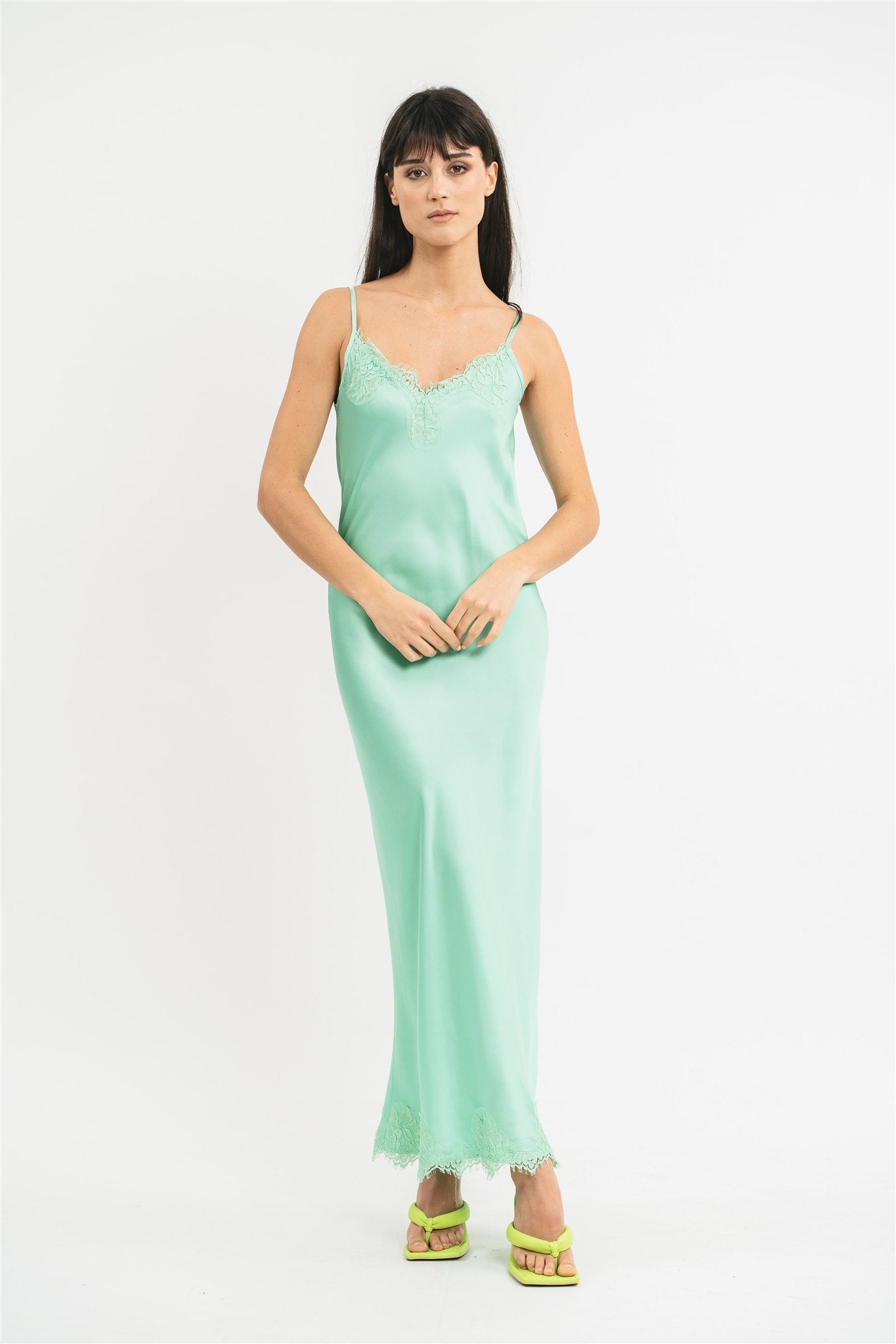 Slip Dress in viscosa satin elasticizzata con rifiniture in pregiato pizzo francese Frontale