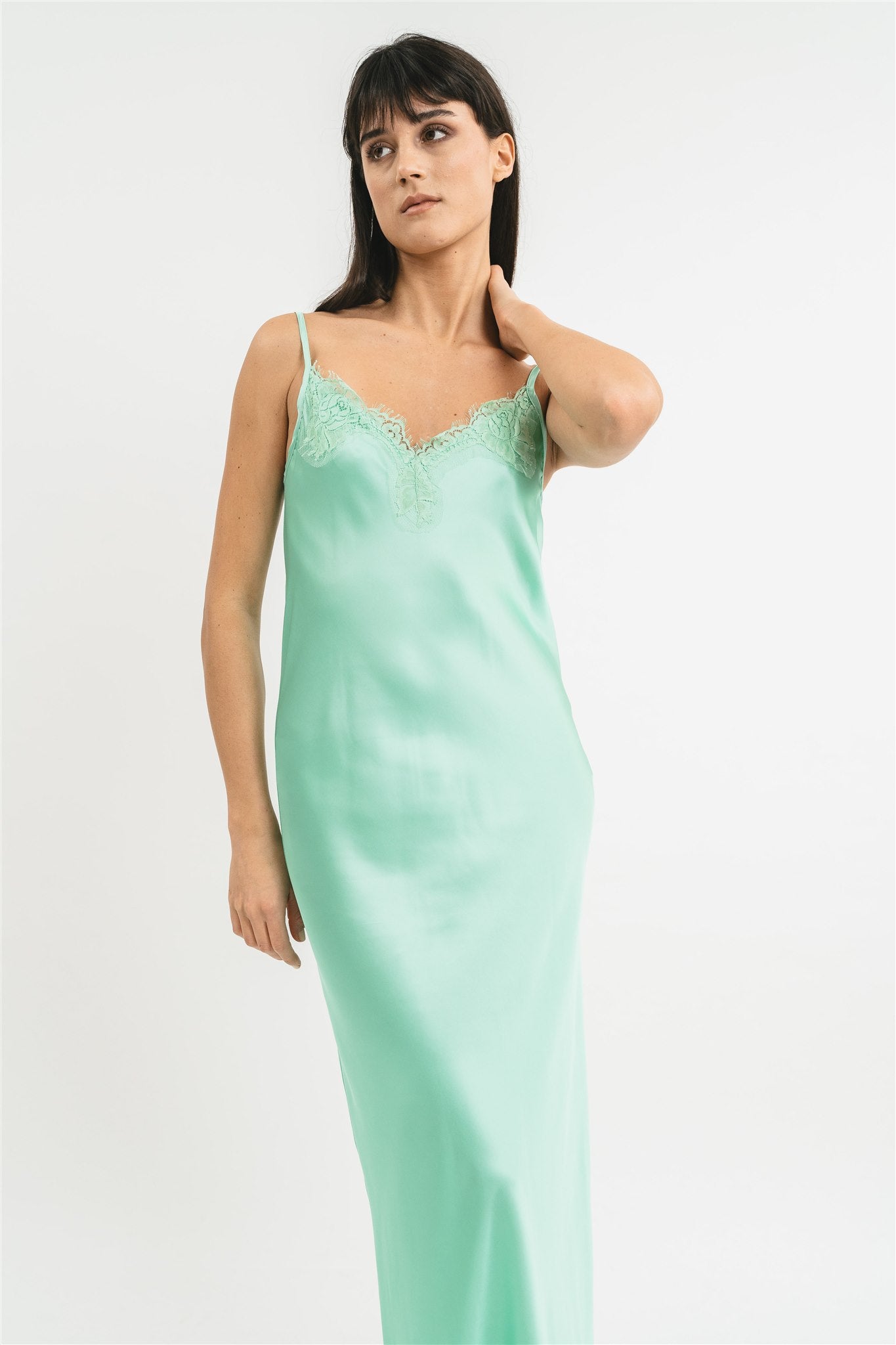 Slip Dress in viscosa satin elasticizzata con rifiniture in pregiato pizzo francese Dettaglio