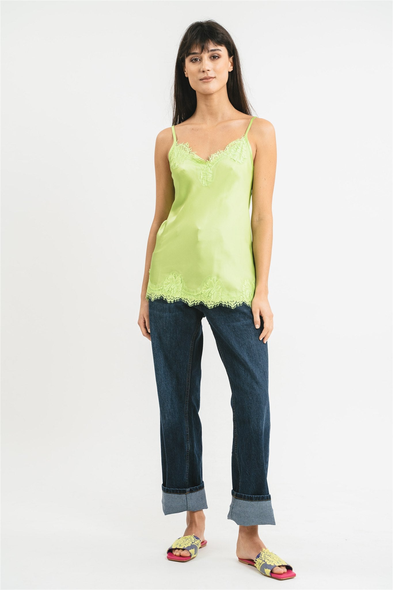Top verde fluo in viscosa satin elasticizzata con rifiniture in pregiato pizzo francese Frontale