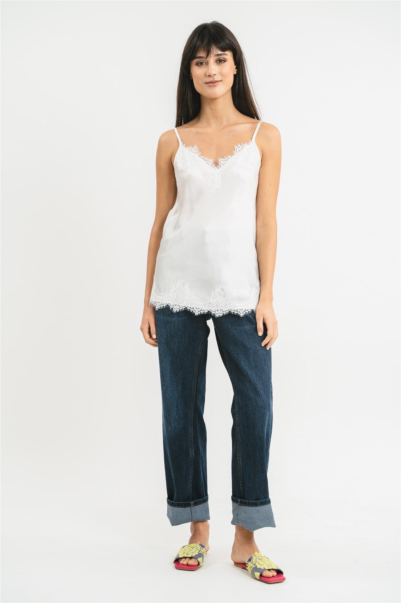 Top bianco in viscosa satin elasticizzata con rifiniture in pregiato pizzo francese Frontale