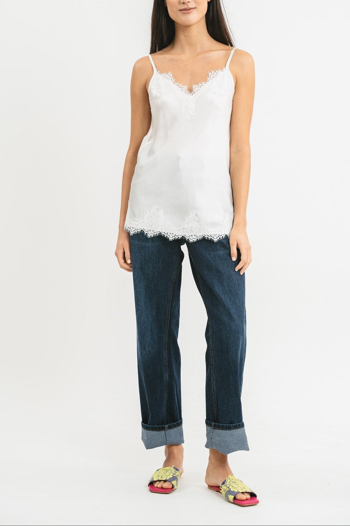 Top bianco in viscosa satin elasticizzata con rifiniture in pregiato pizzo francese Frontale