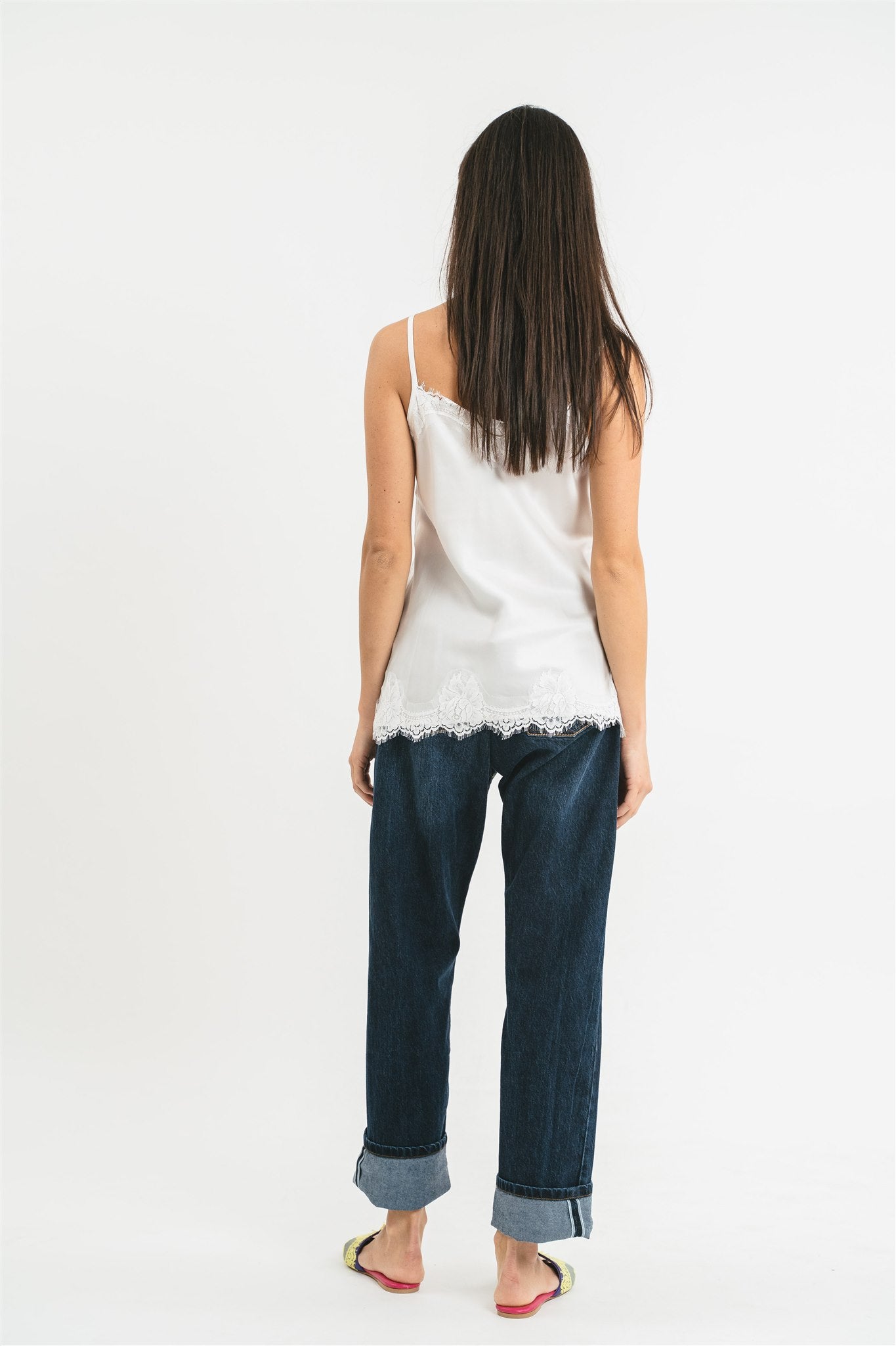 Top bianco in viscosa satin elasticizzata con rifiniture in pregiato pizzo francese Posteriore