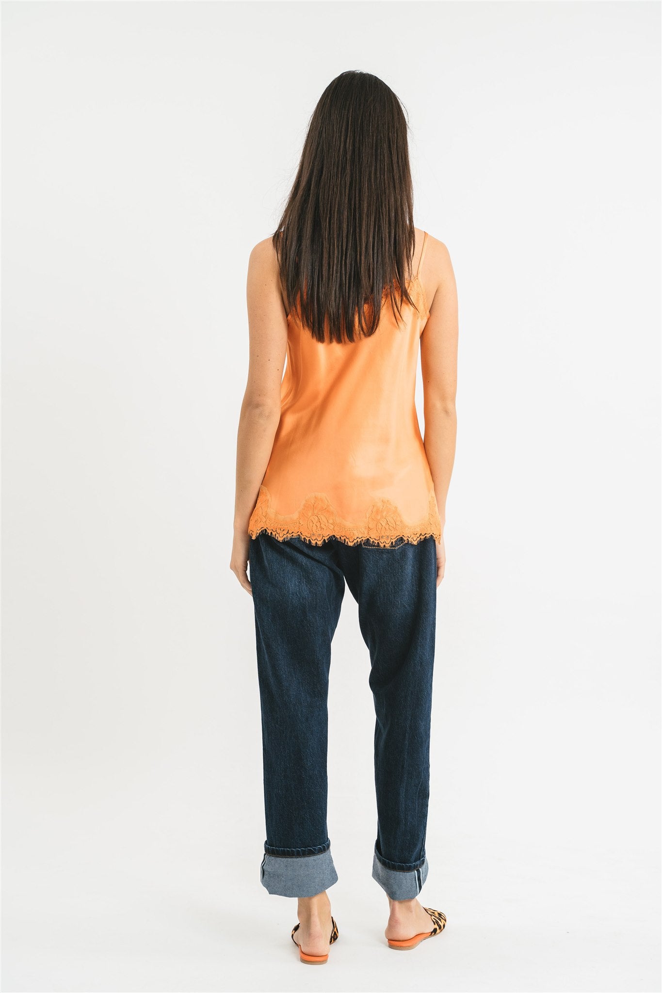 Top arancio in viscosa satin elasticizzata con rifiniture in pregiato pizzo francese Posteriore