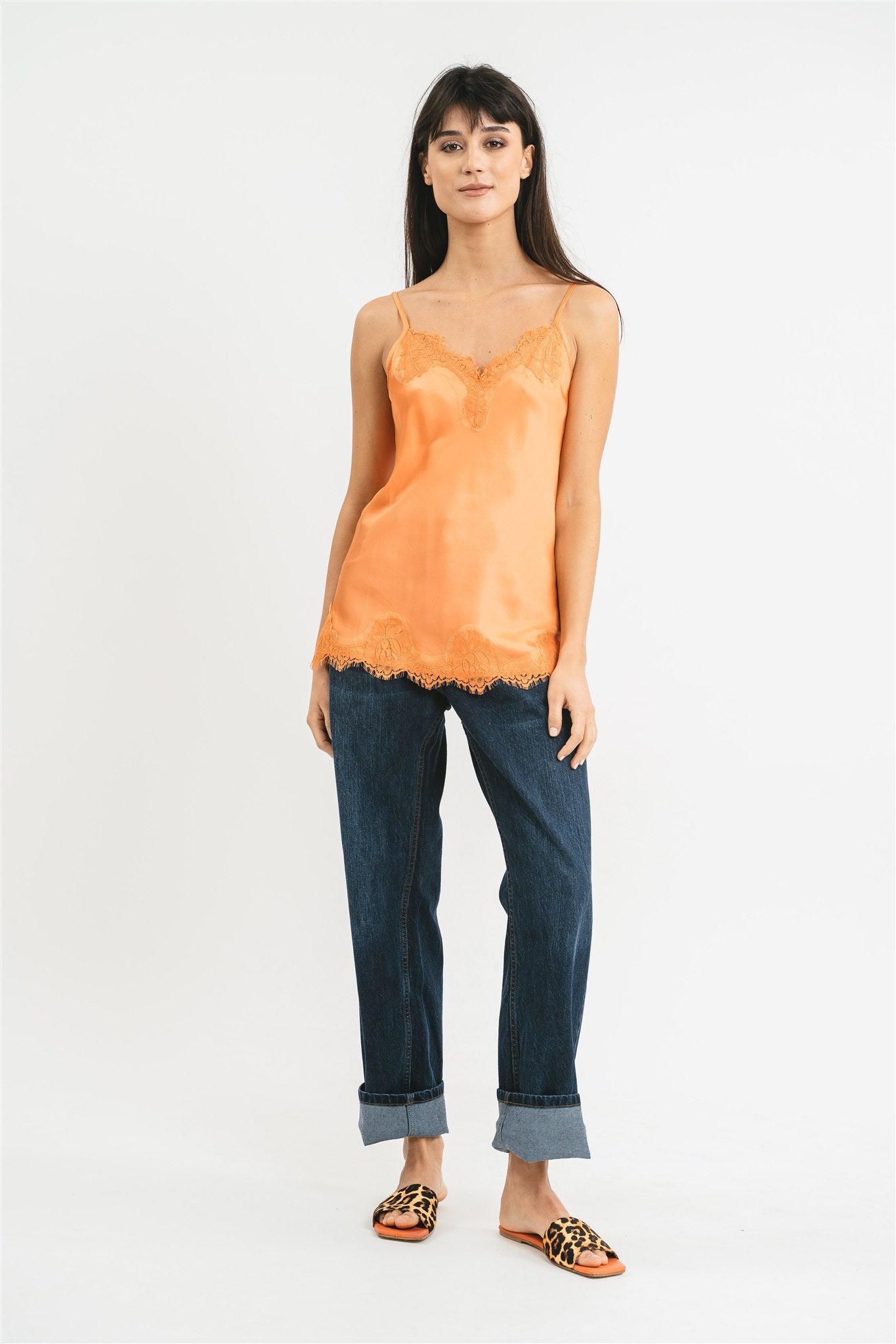 Top arancio in viscosa satin elasticizzata con rifiniture in pregiato pizzo francese Frontale