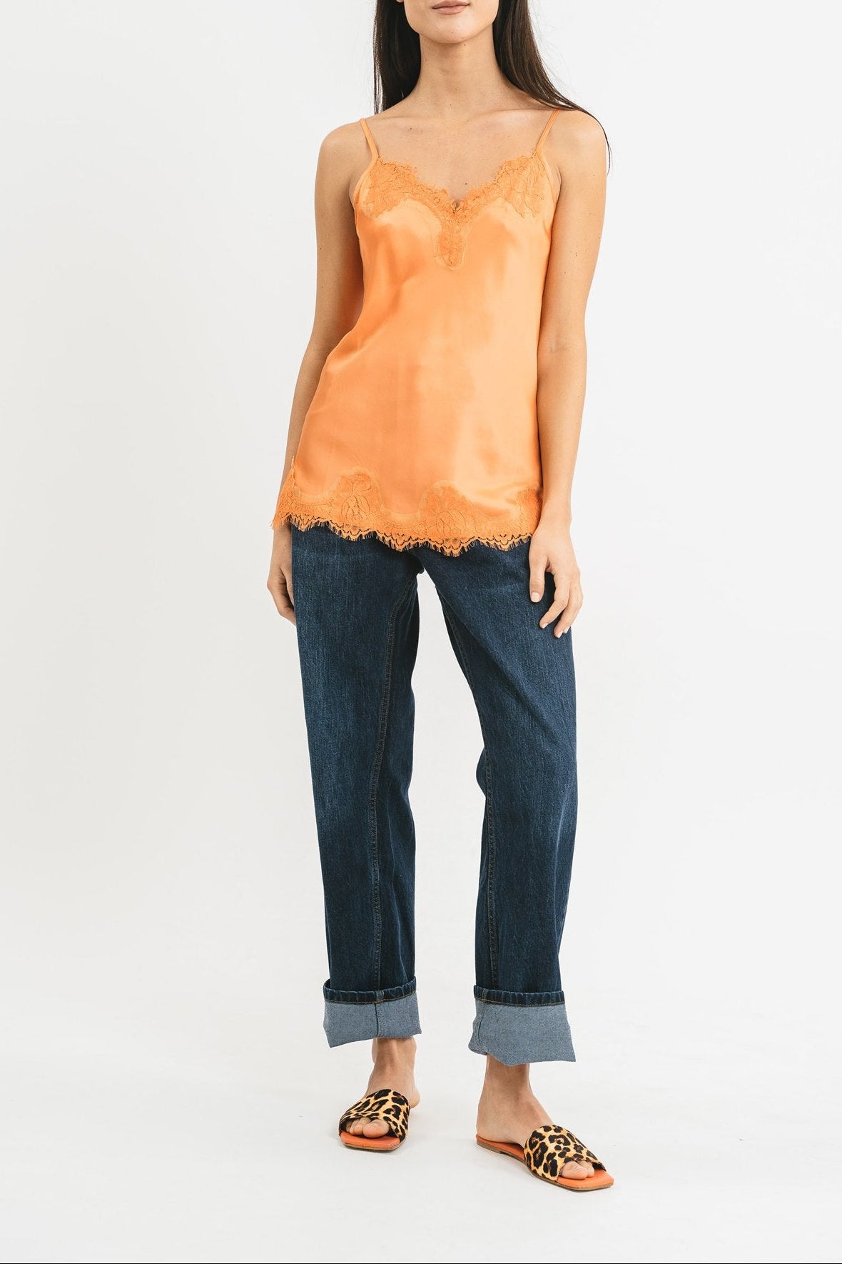 Top arancio in viscosa satin elasticizzata con rifiniture in pregiato pizzo francese Frontale