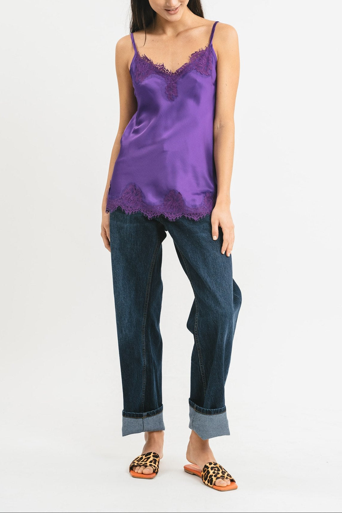 Top viola in viscosa satin elasticizzata con rifiniture in pregiato pizzo francese Frontale