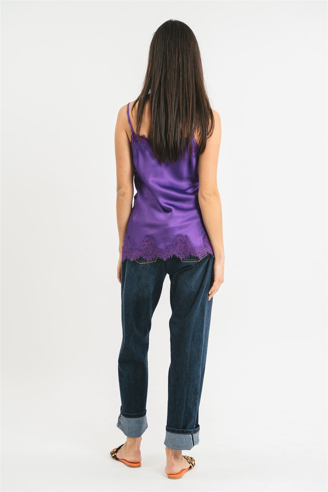 Top viola in viscosa satin elasticizzata con rifiniture in pregiato pizzo francese Posteriore
