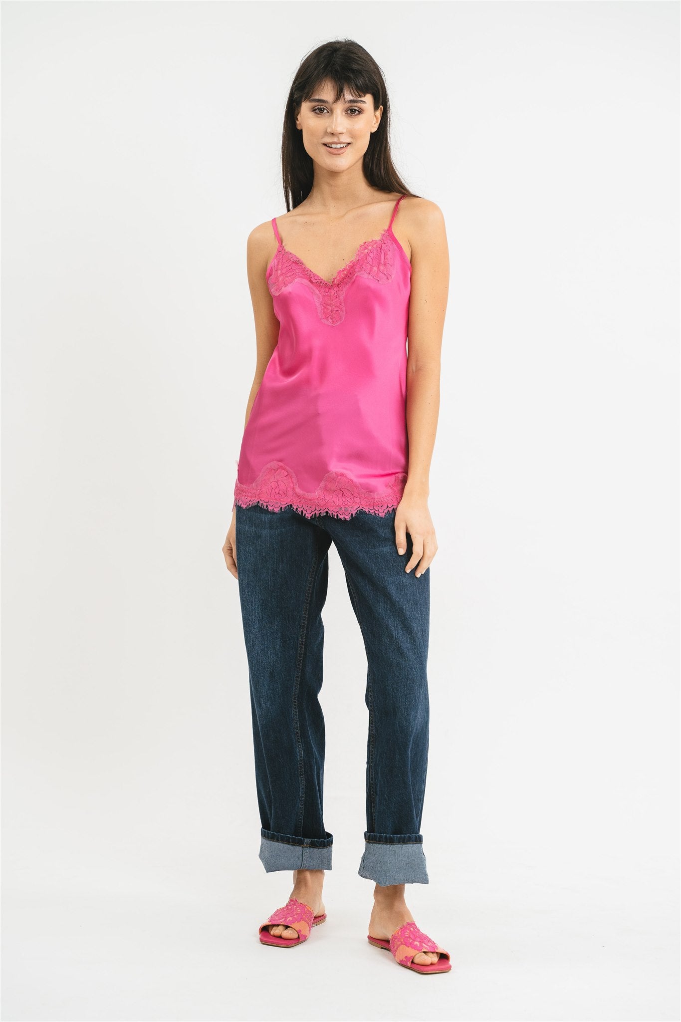 Top fucsia in viscosa satin elasticizzata con rifiniture in pregiato pizzo francese Frontale