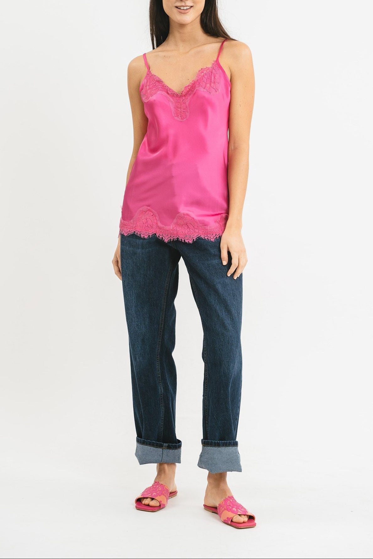 Top fucsia in viscosa satin elasticizzata con rifiniture in pregiato pizzo francese Frontale