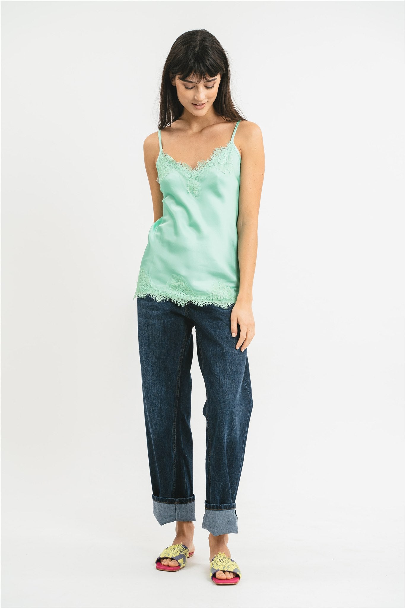 Top giada in viscosa satin elasticizzata con rifiniture in pregiato pizzo francese Frontale
