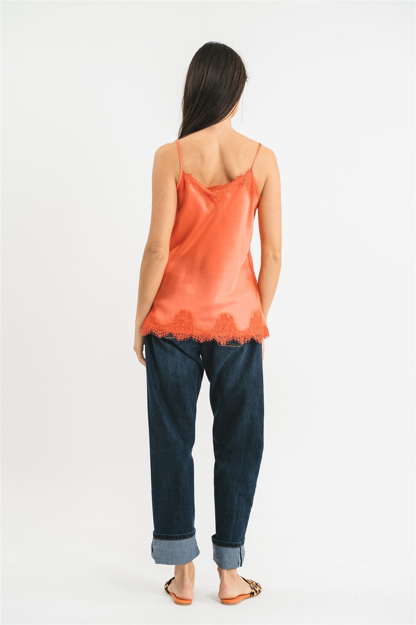 Top corallo in viscosa satin elasticizzata con rifiniture in pregiato pizzo francese Posteriore