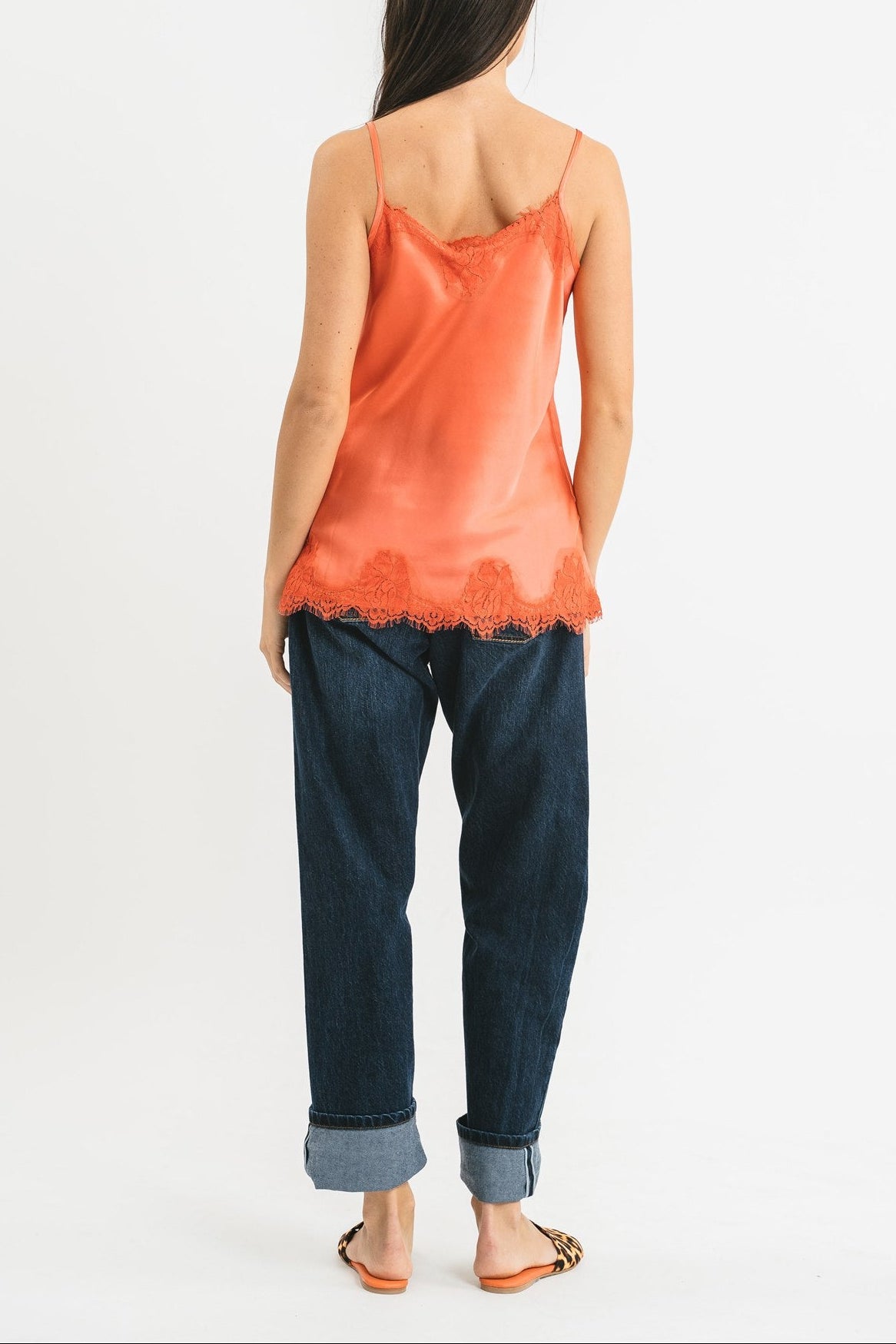 Top corallo in viscosa satin elasticizzata con rifiniture in pregiato pizzo francese Posteriore