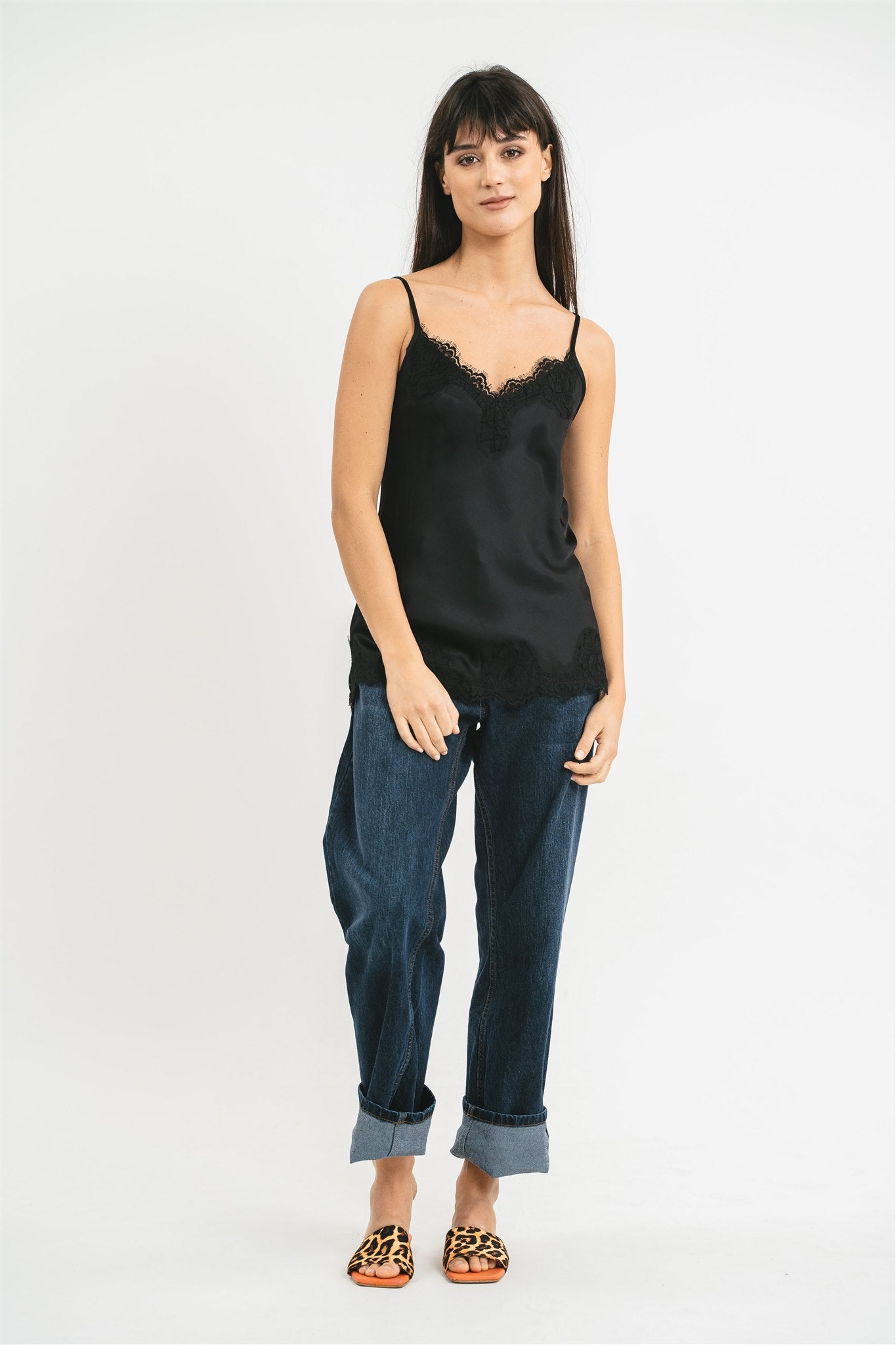 Top nero in viscosa satin elasticizzata con rifiniture in pregiato pizzo francese Frontale
