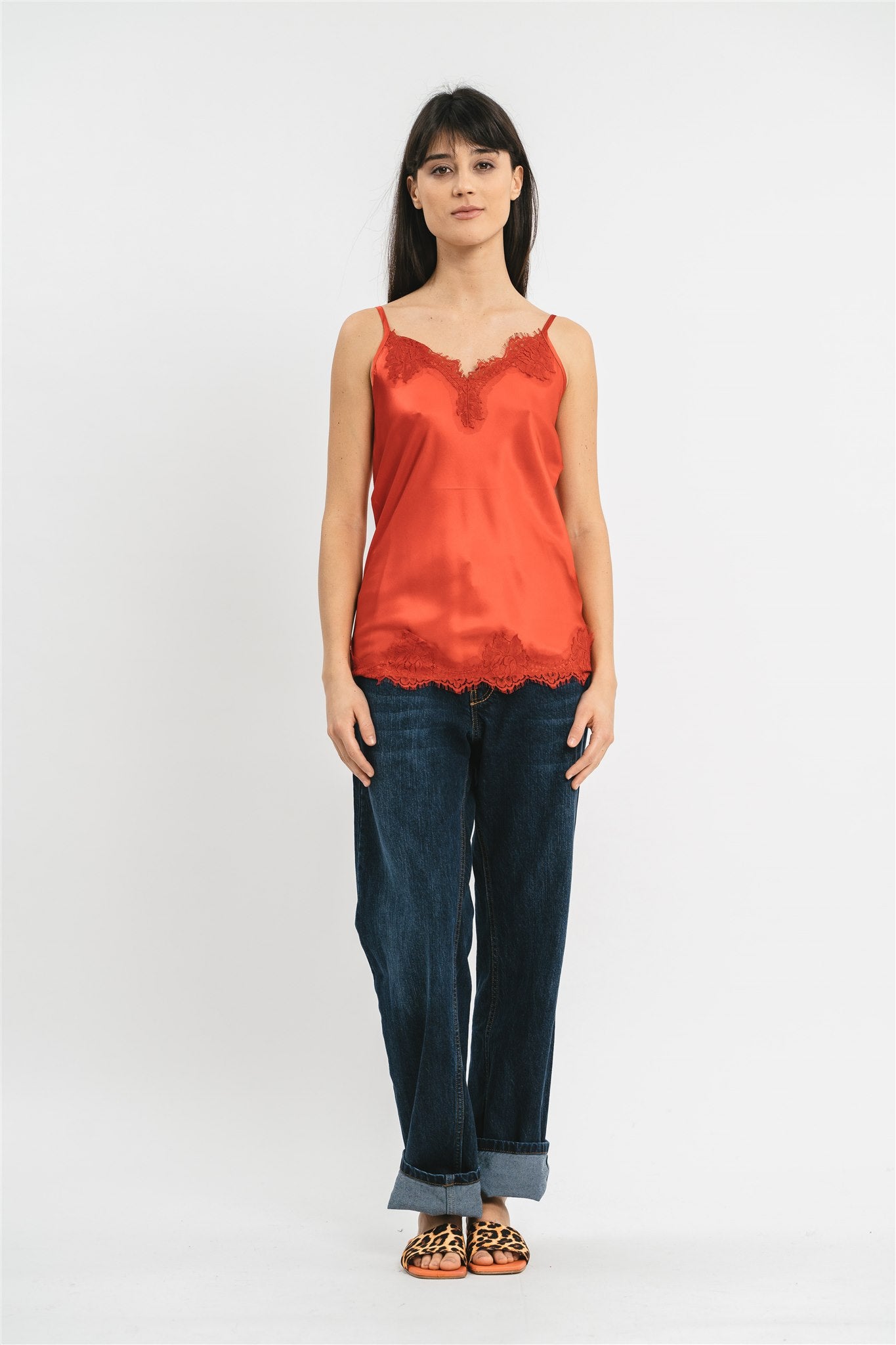 Top rosso in viscosa satin elasticizzata con rifiniture in pregiato pizzo francese Frontale