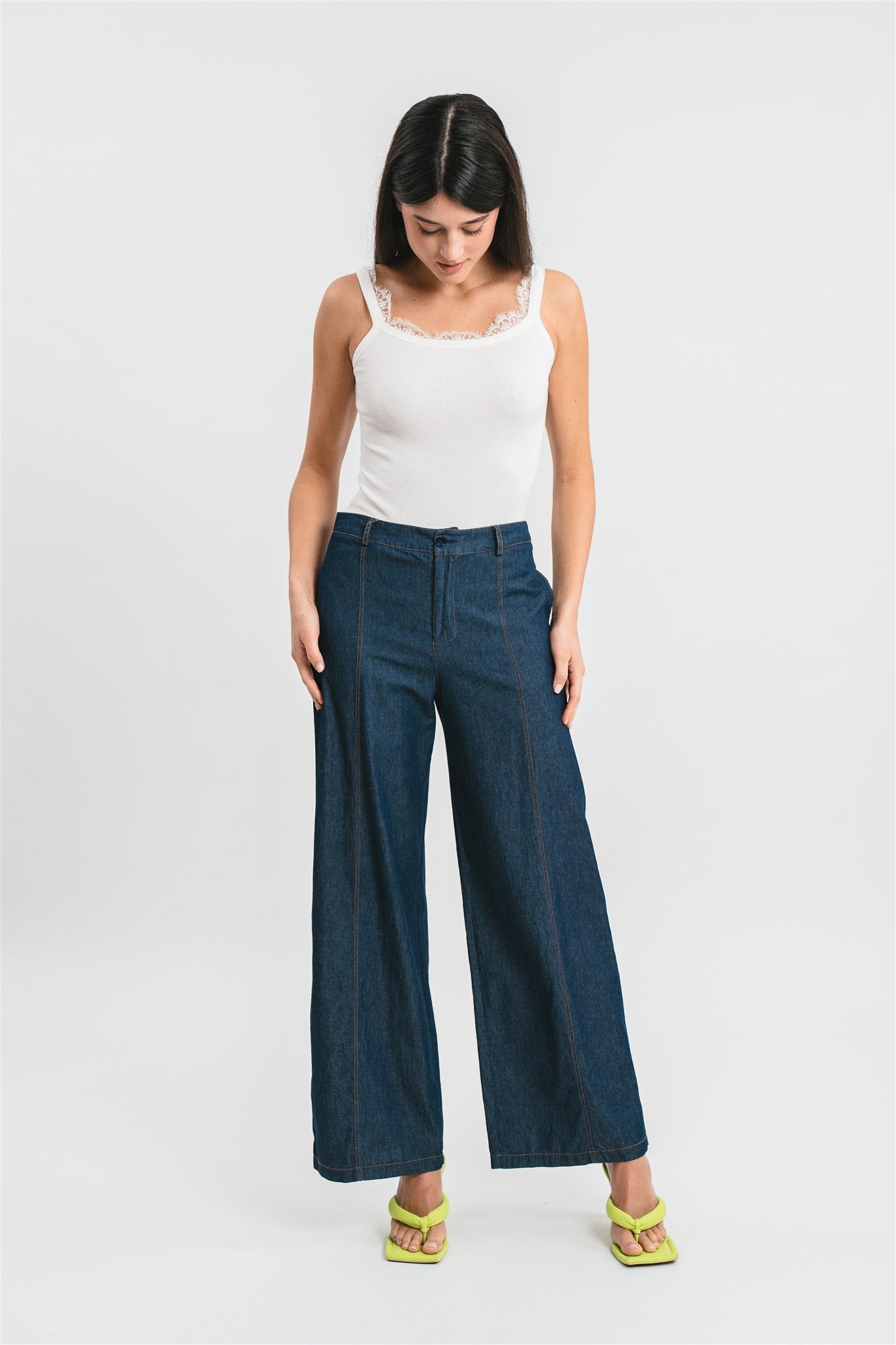 Pantalone palazzo denim leggero con pizzo verde lime sulle tasche posteriori Frontale