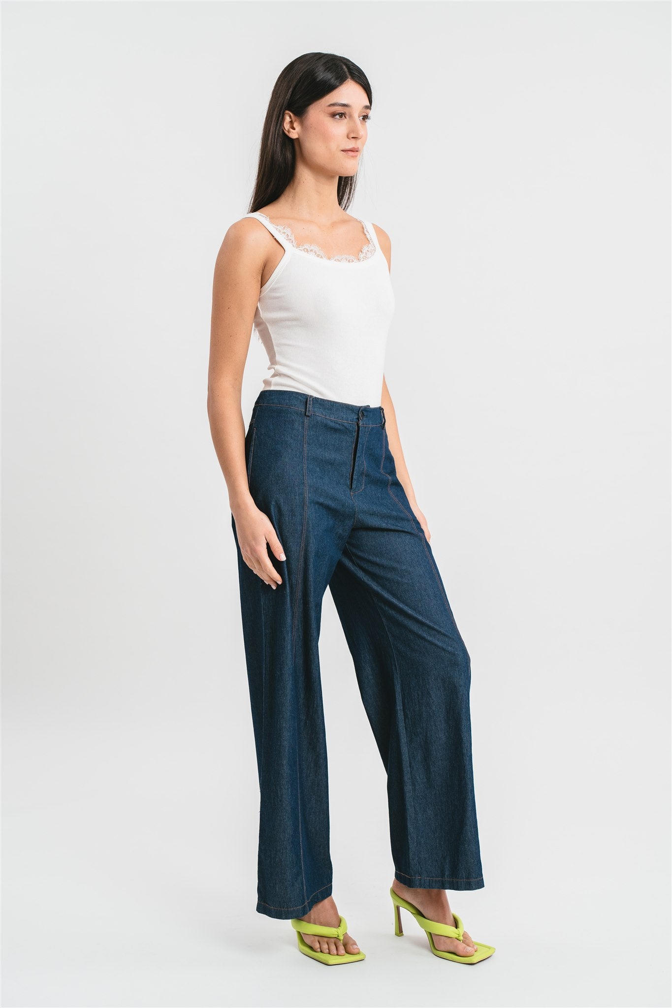 Pantalone palazzo denim leggero con pizzo verde lime sulle tasche posteriori Dettaglio