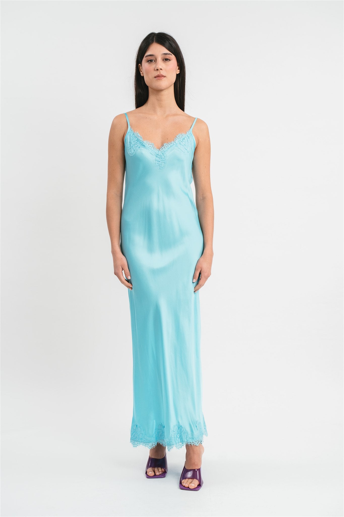 Slip Dress cielo in viscosa satin elasticizzata con rifiniture in pregiato pizzo francese Frontale