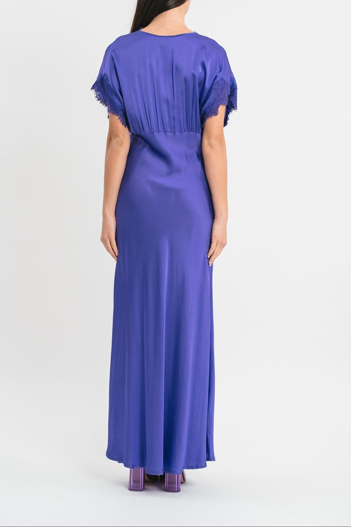 Modella indossa abito viola lungo in viscosa elasticizzata con rifiniture in pizzo francese. Retro