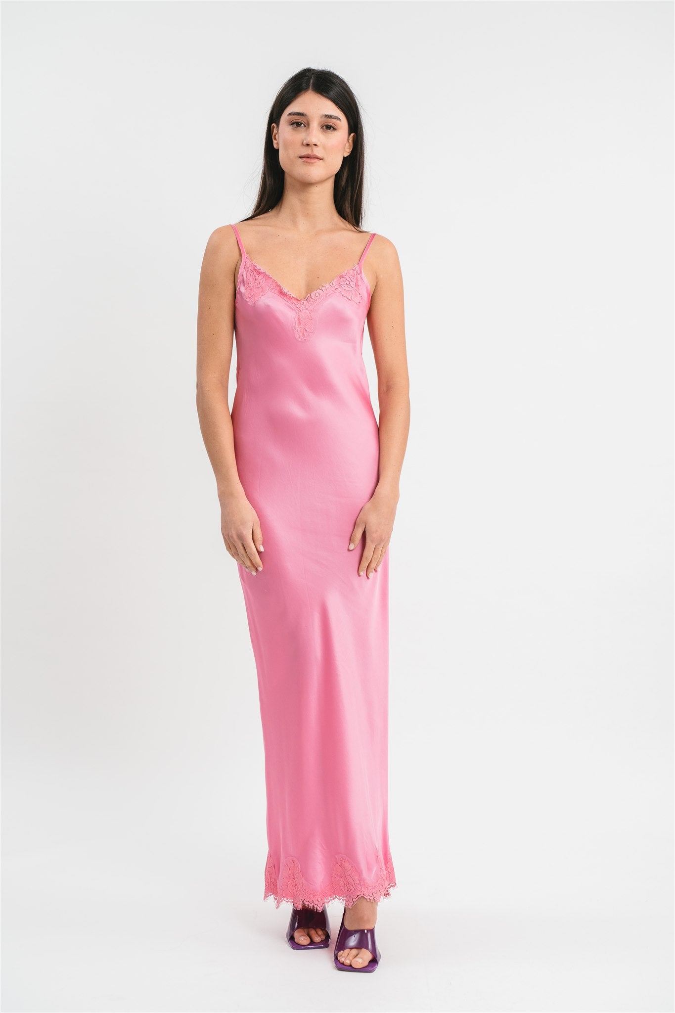 Slip Dress rosa in viscosa satin elasticizzata con rifiniture in pregiato pizzo francese Frontale