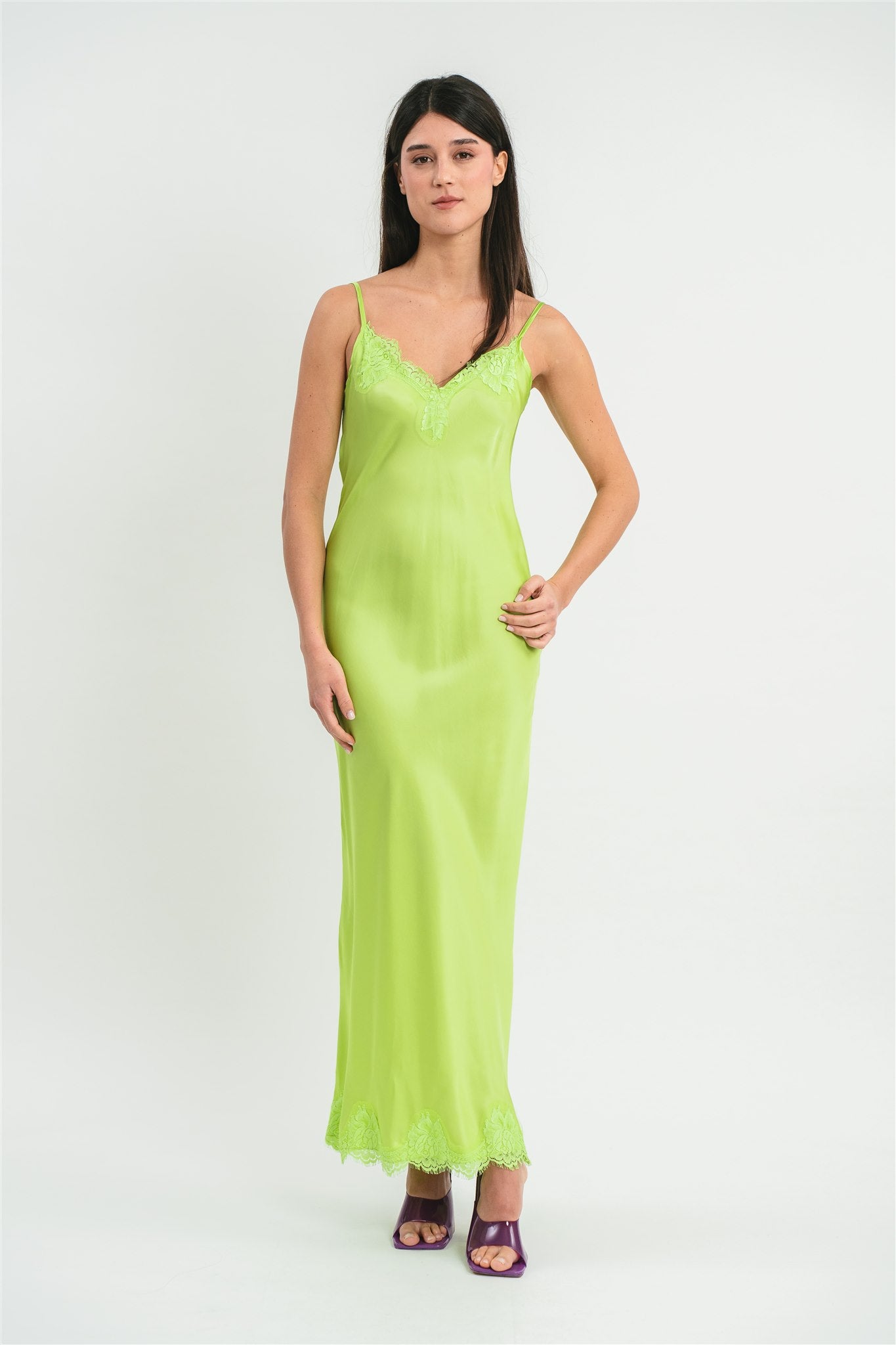 Slip Dress lime in viscosa satin elasticizzata con rifiniture in pregiato pizzo francese Frontale