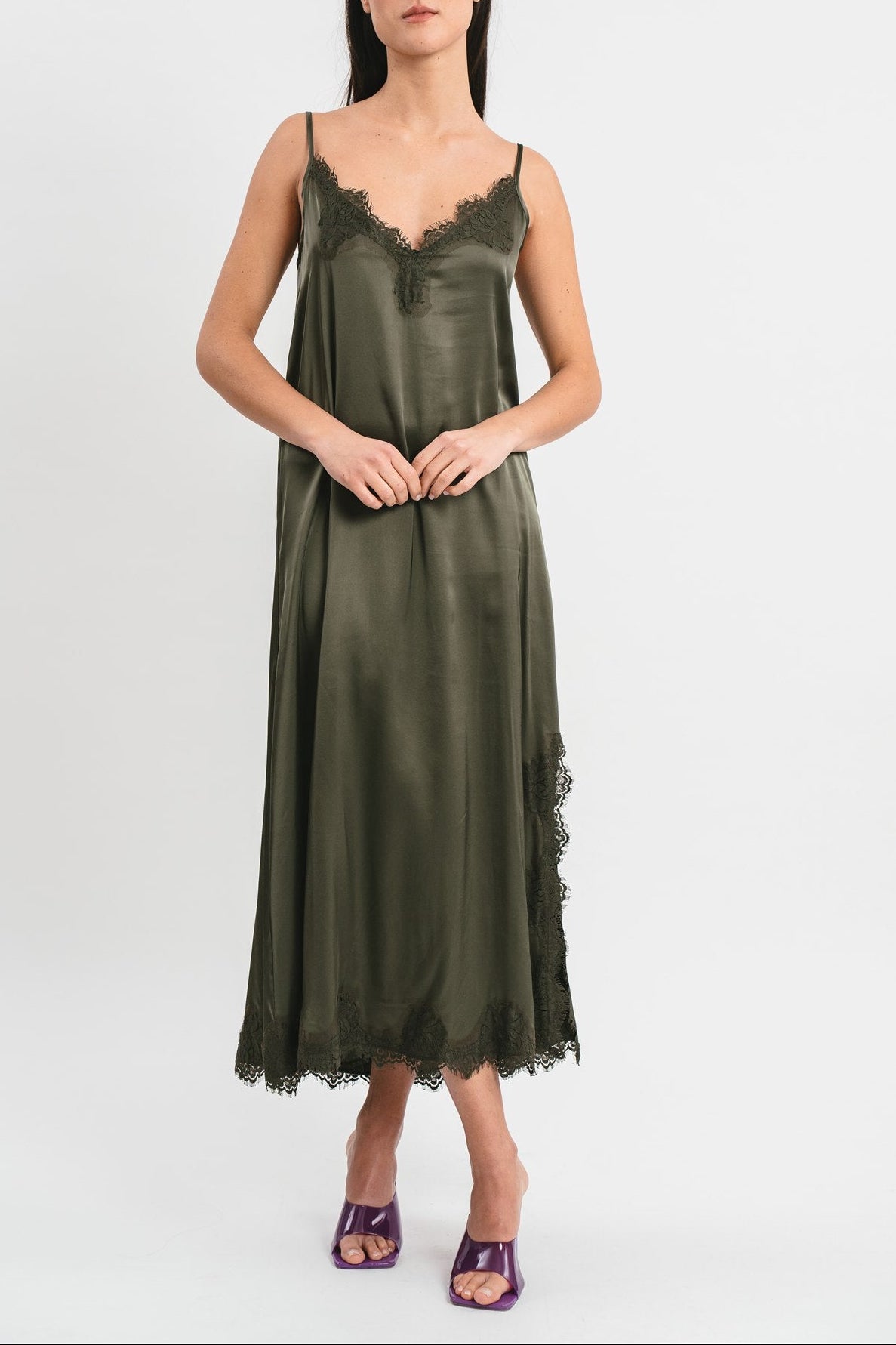 Slip dress longuette verde militare in viscosa satin elasticizzata con pregiato pizzo francese Frontale