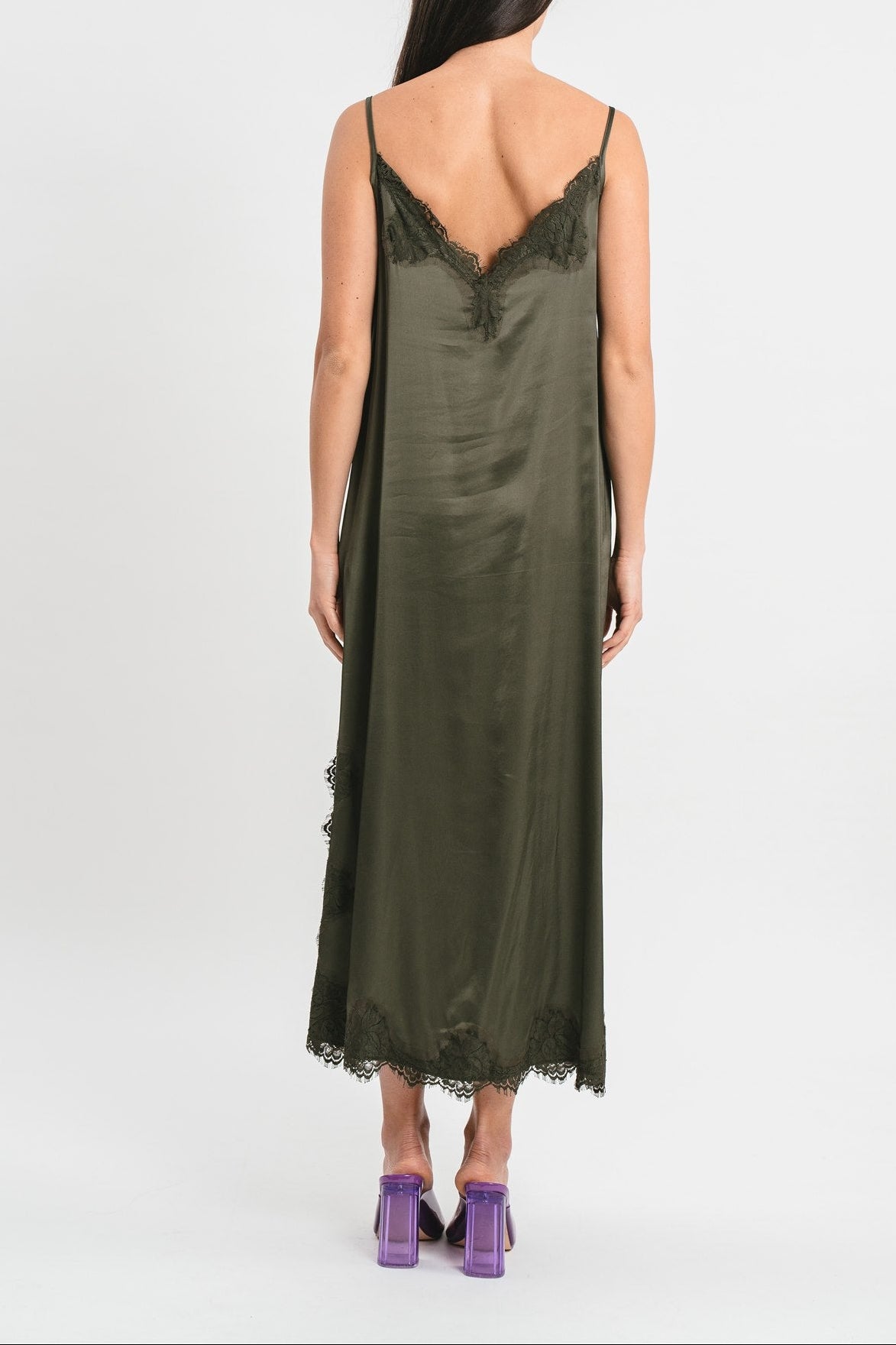 Slip dress longuette verde militare in viscosa satin elasticizzata con pregiato pizzo francese Posteriore