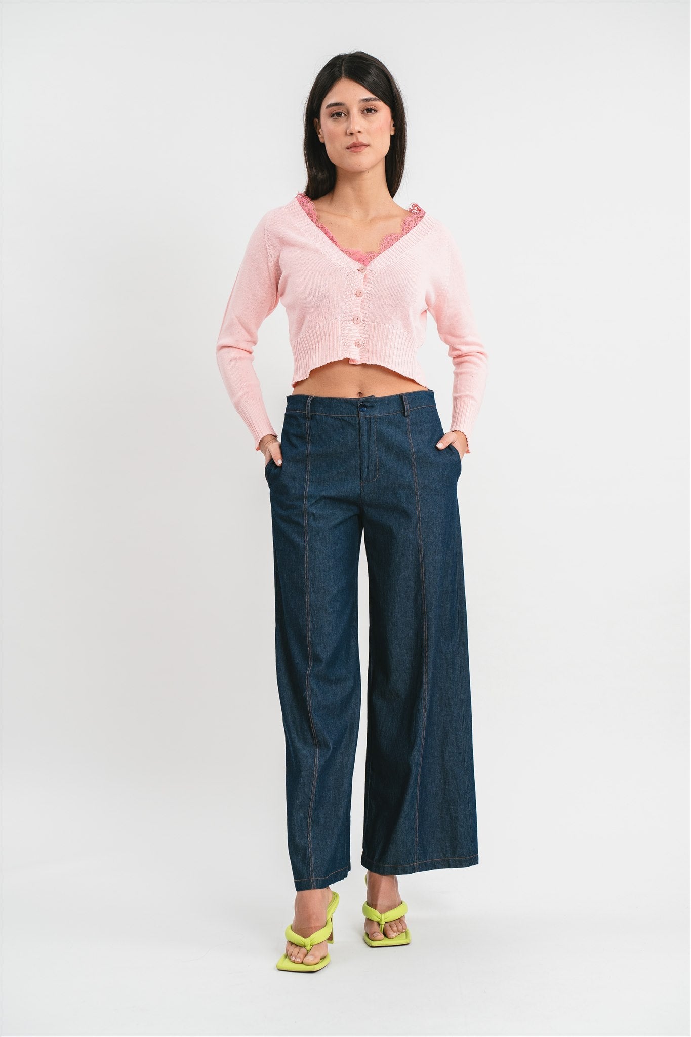 Modella indossa cardigan rosa crop con dettagli in pizzo. Frontale
